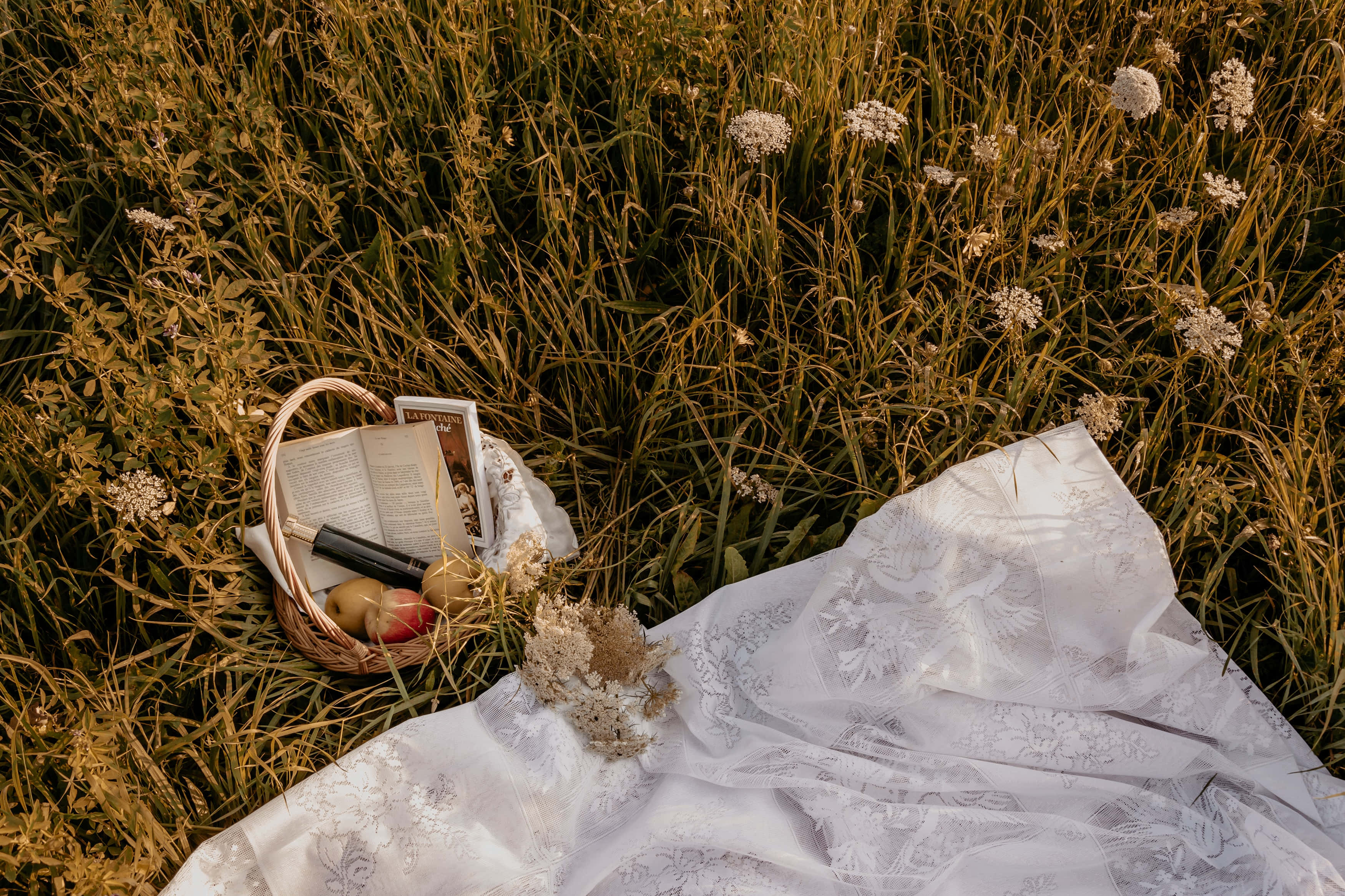 Kaakit-akit na Tanawin ng Cottagecore Aesthetic Wallpaper