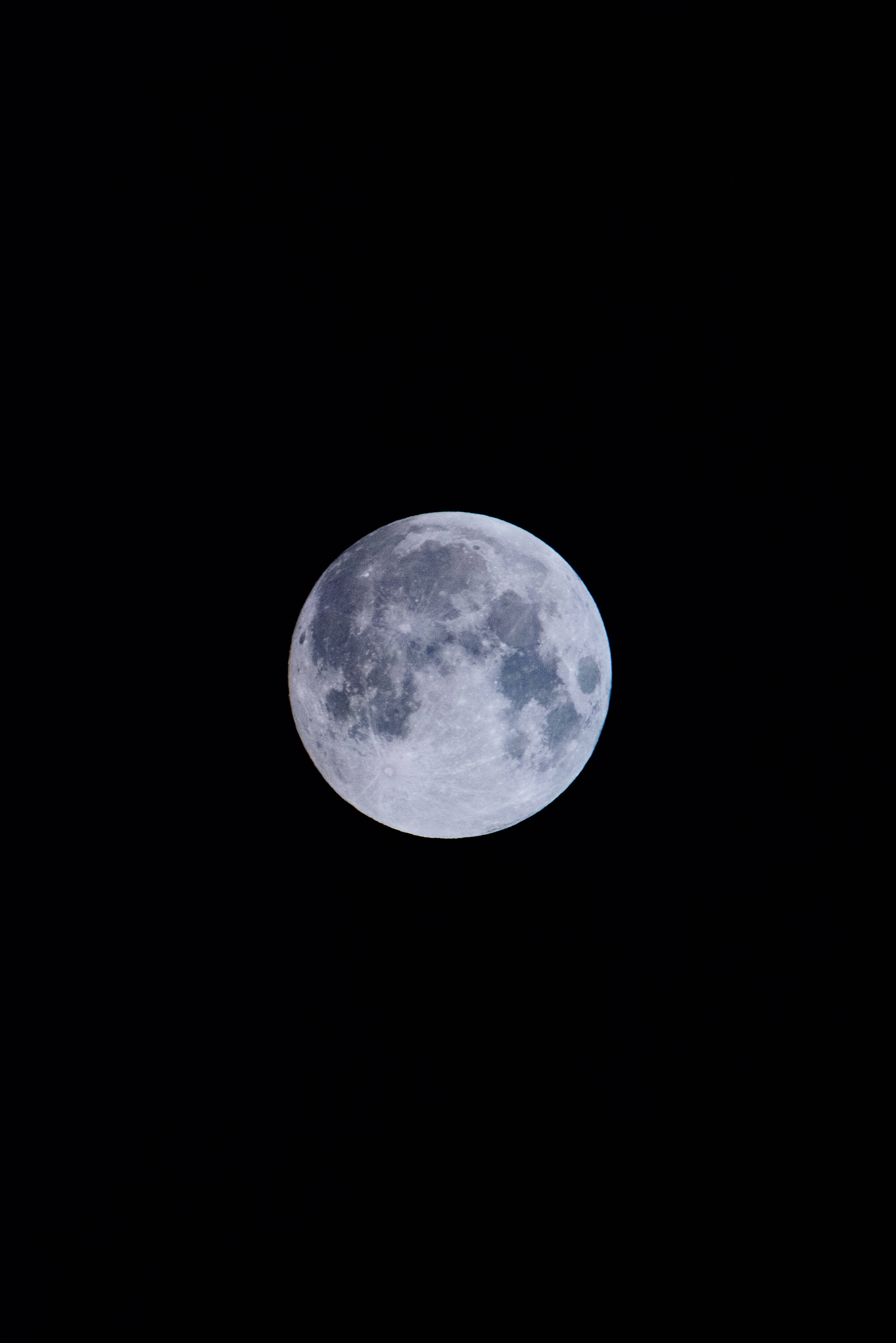 Kabilugan ng Buwan na Nagpapaliwanag sa Kalangitan sa Gabi Wallpaper