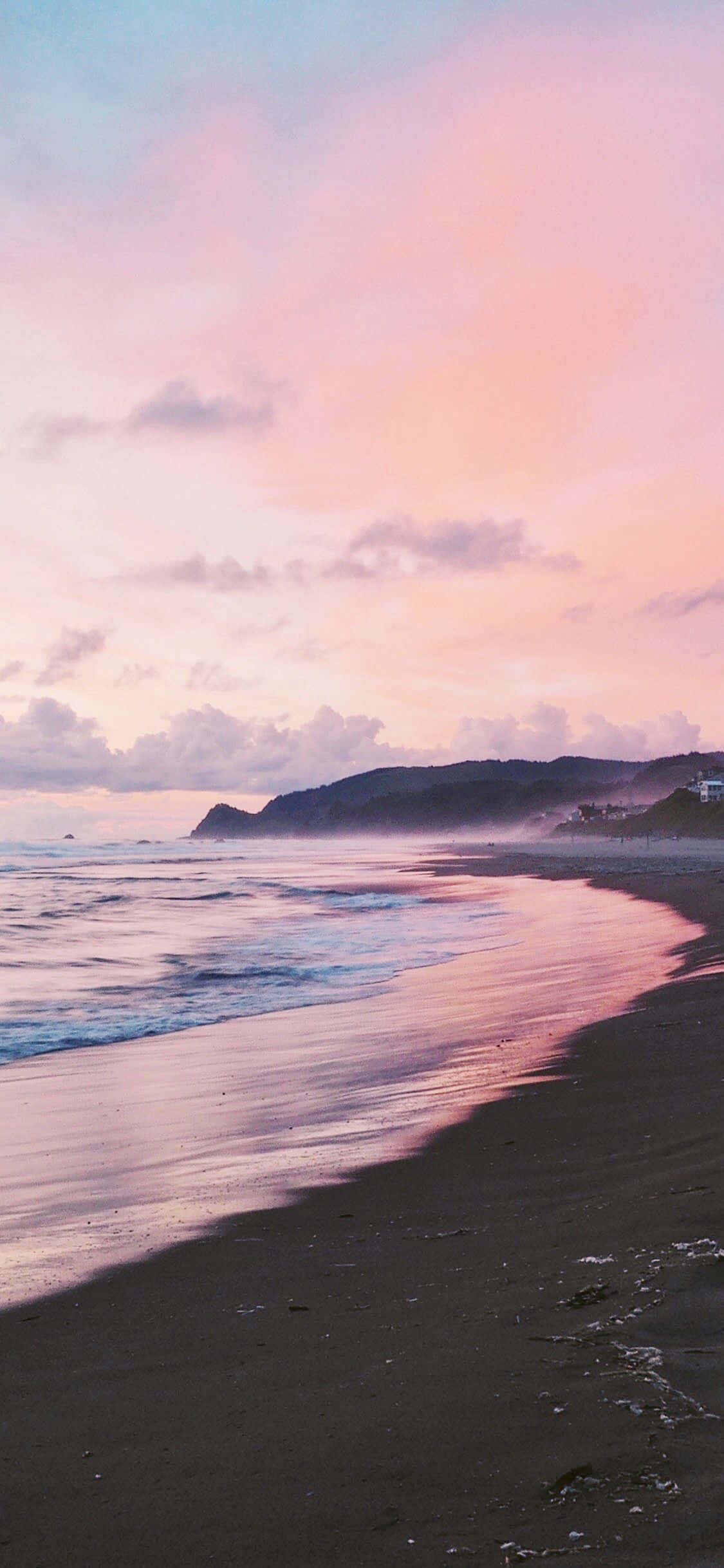 Kahanga-hangang Aesthetic na Paglubog ng Araw sa Likod ng isang iPhone Wallpaper