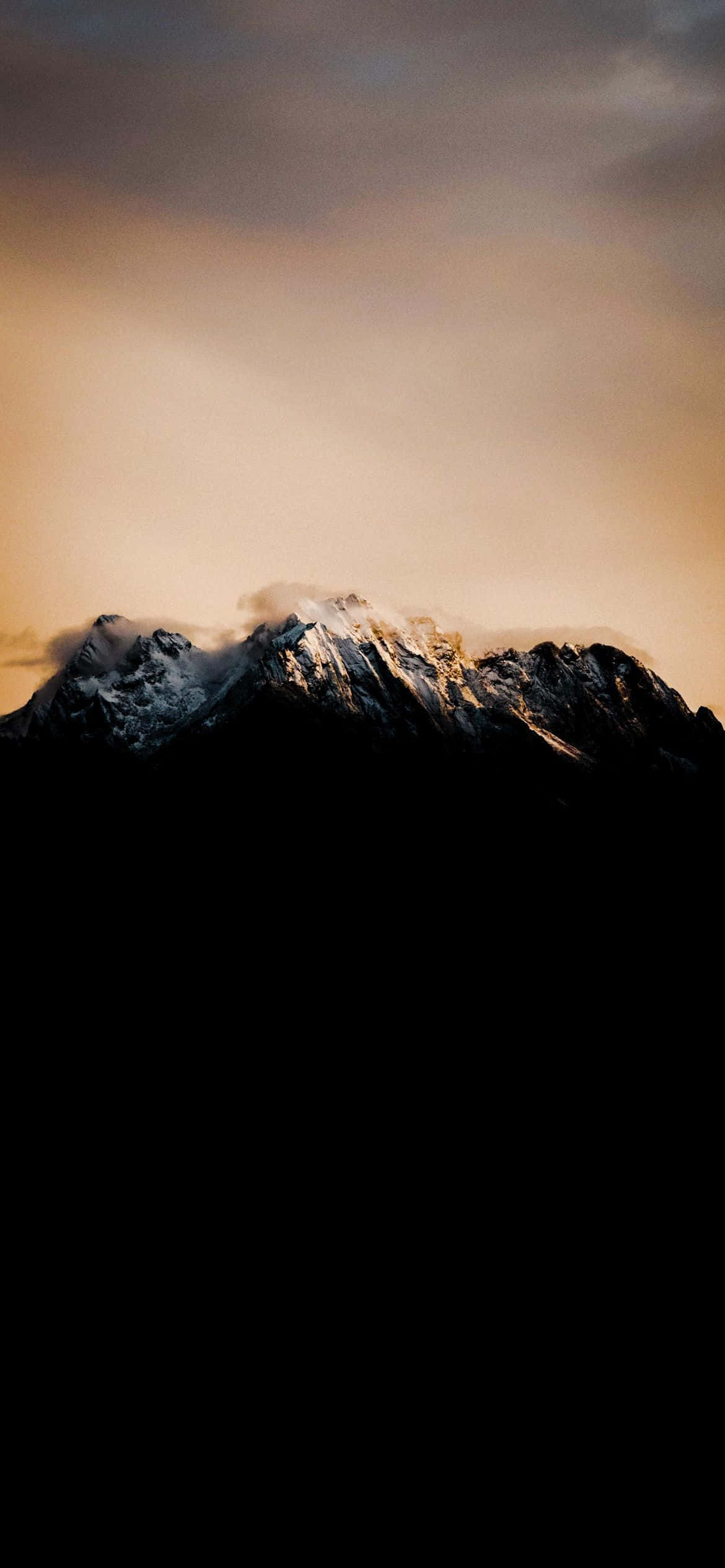 Kahanga-hangang mga Taluktok ng Bundok Wallpaper