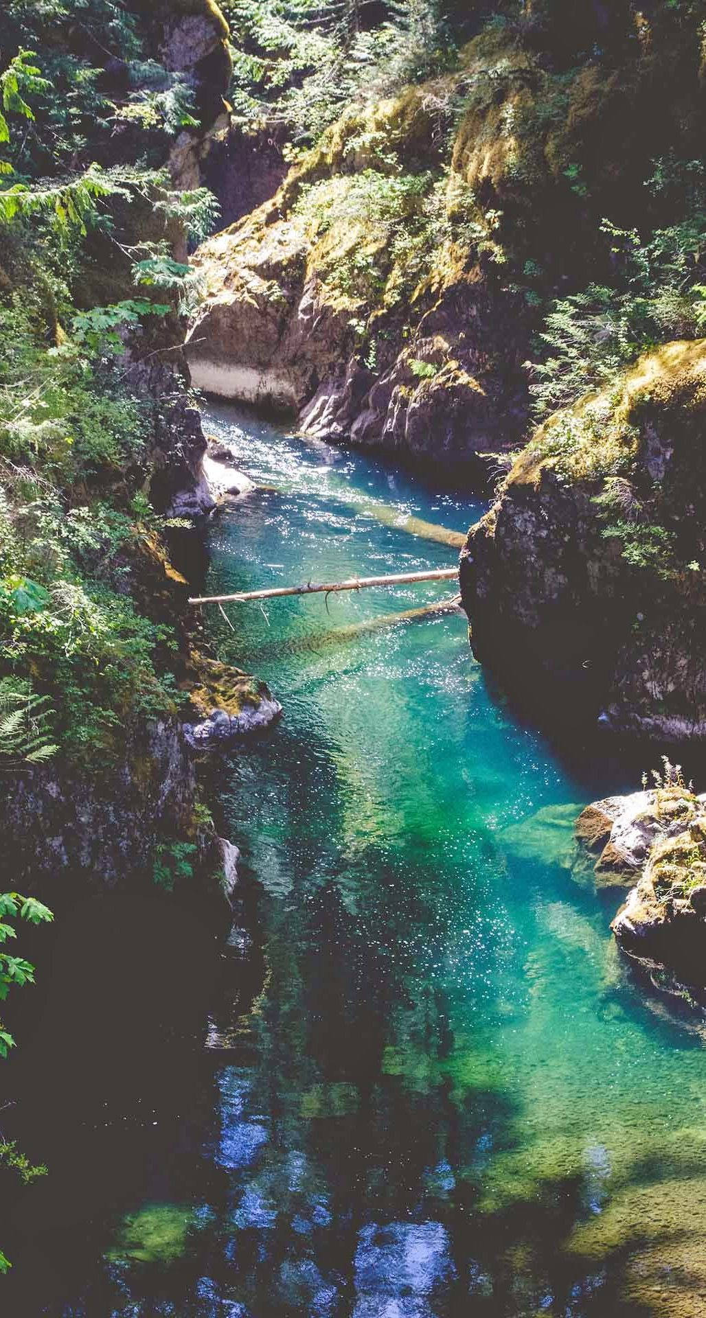Kahanga-hangang Tanawin ng Isang Magandang Ilog Wallpaper
