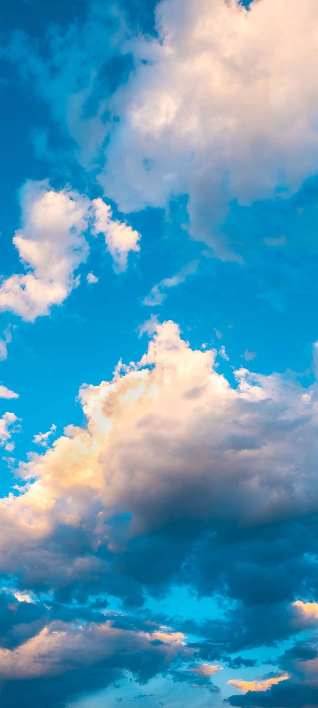 Kahanga-hangang tanawin ng mga maringal na ulap sa langit sa gabi Wallpaper