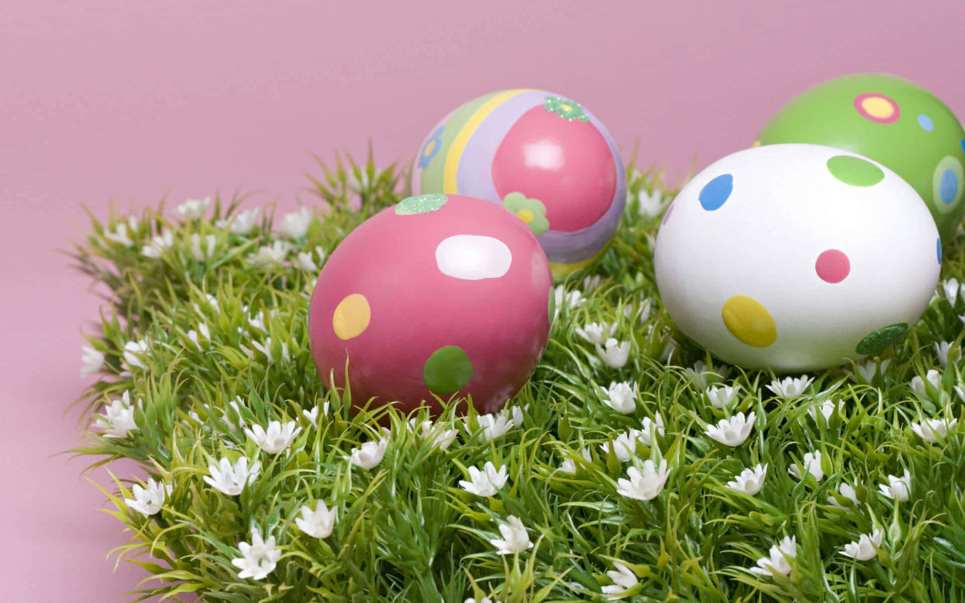 Kaibig-ibig na Easter Bunny na Napapaligiran ng Makukulay na mga Itlog Wallpaper