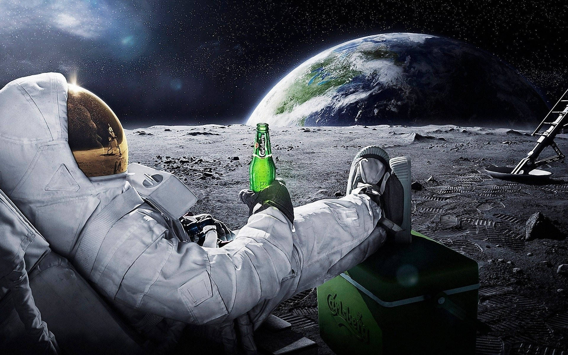 Kakaibang Laptop Background ng Astronaut na Nagpapahinga sa Buwan Wallpaper