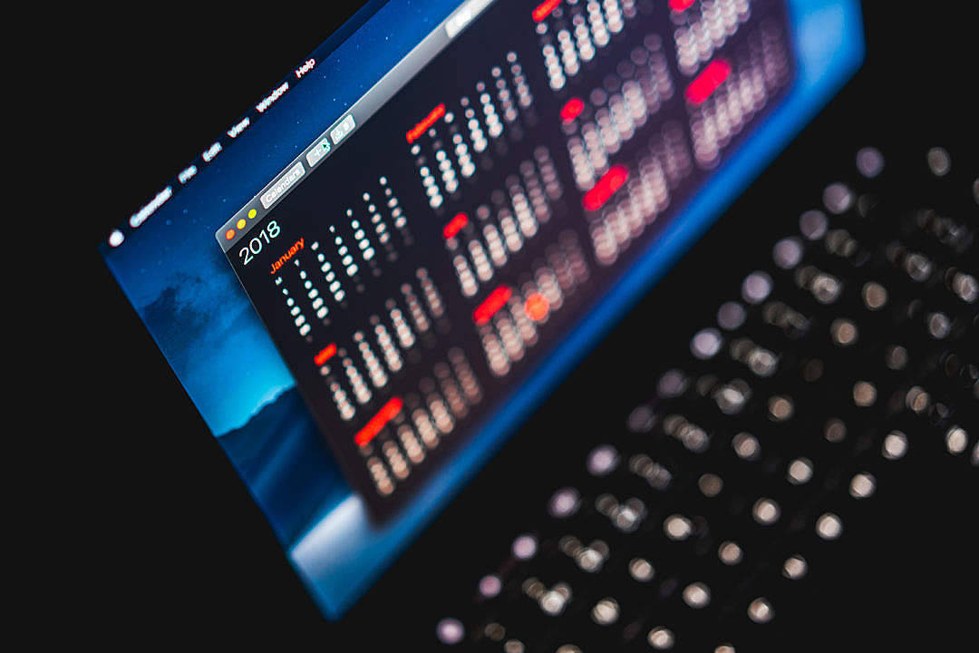 Kalendaryo ng Laptop 2018 Dark Mode Wallpaper