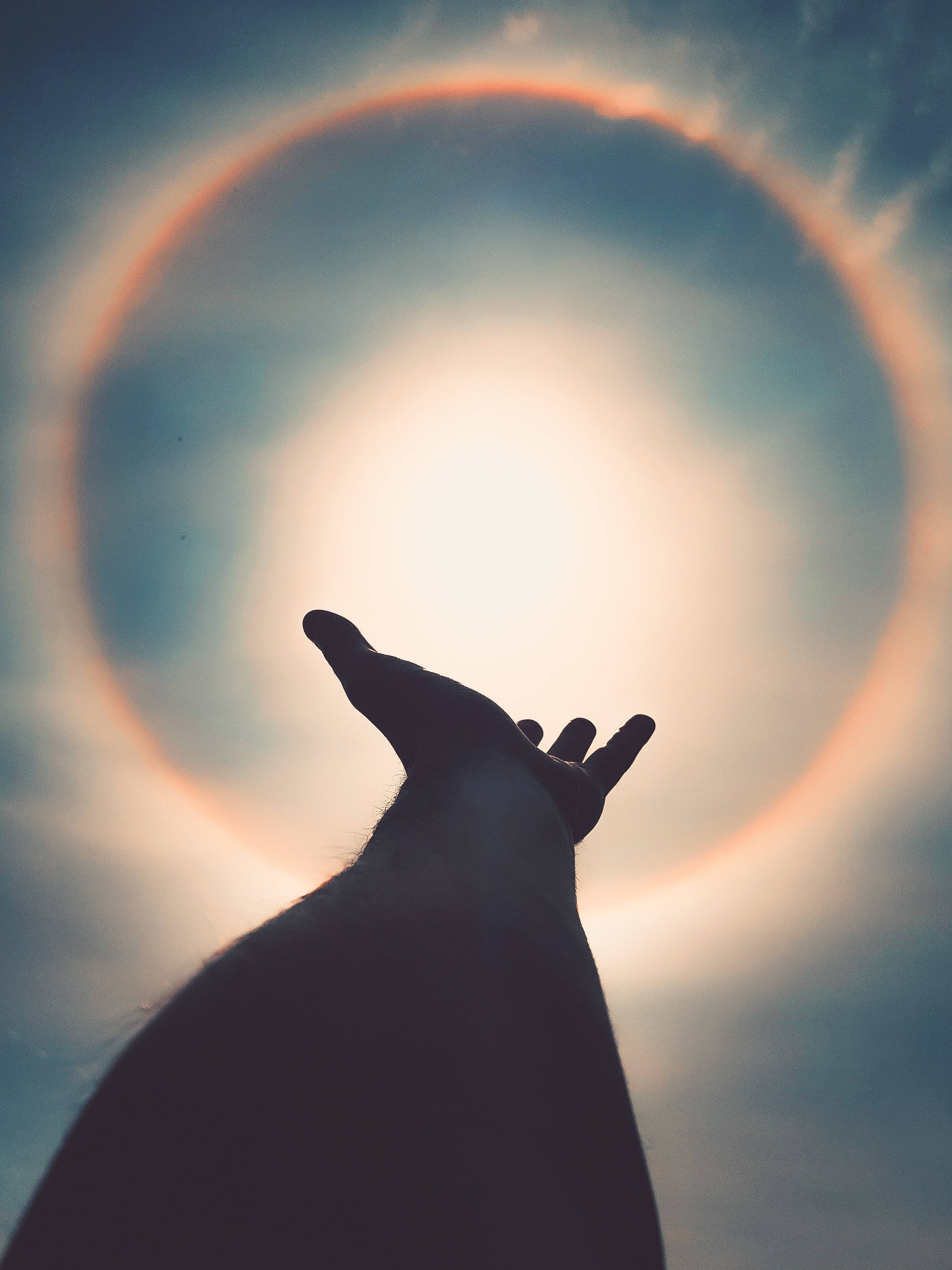 Kamay na Umaabot sa Espiritwal na Aesthetic Wallpaper