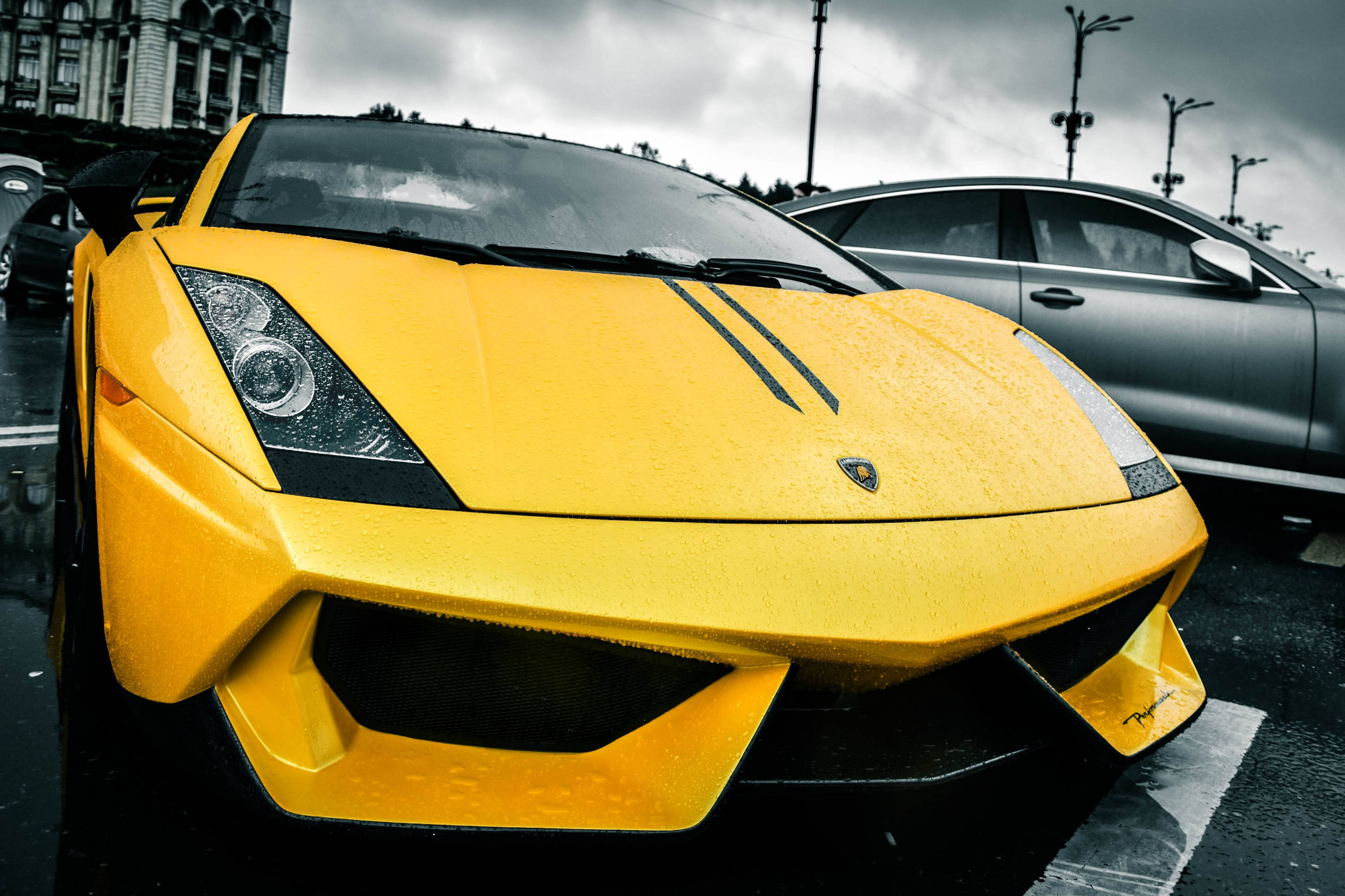 Kapansin-pansing Dilaw na Lamborghini Gallardo sa Maulan na Araw Wallpaper
