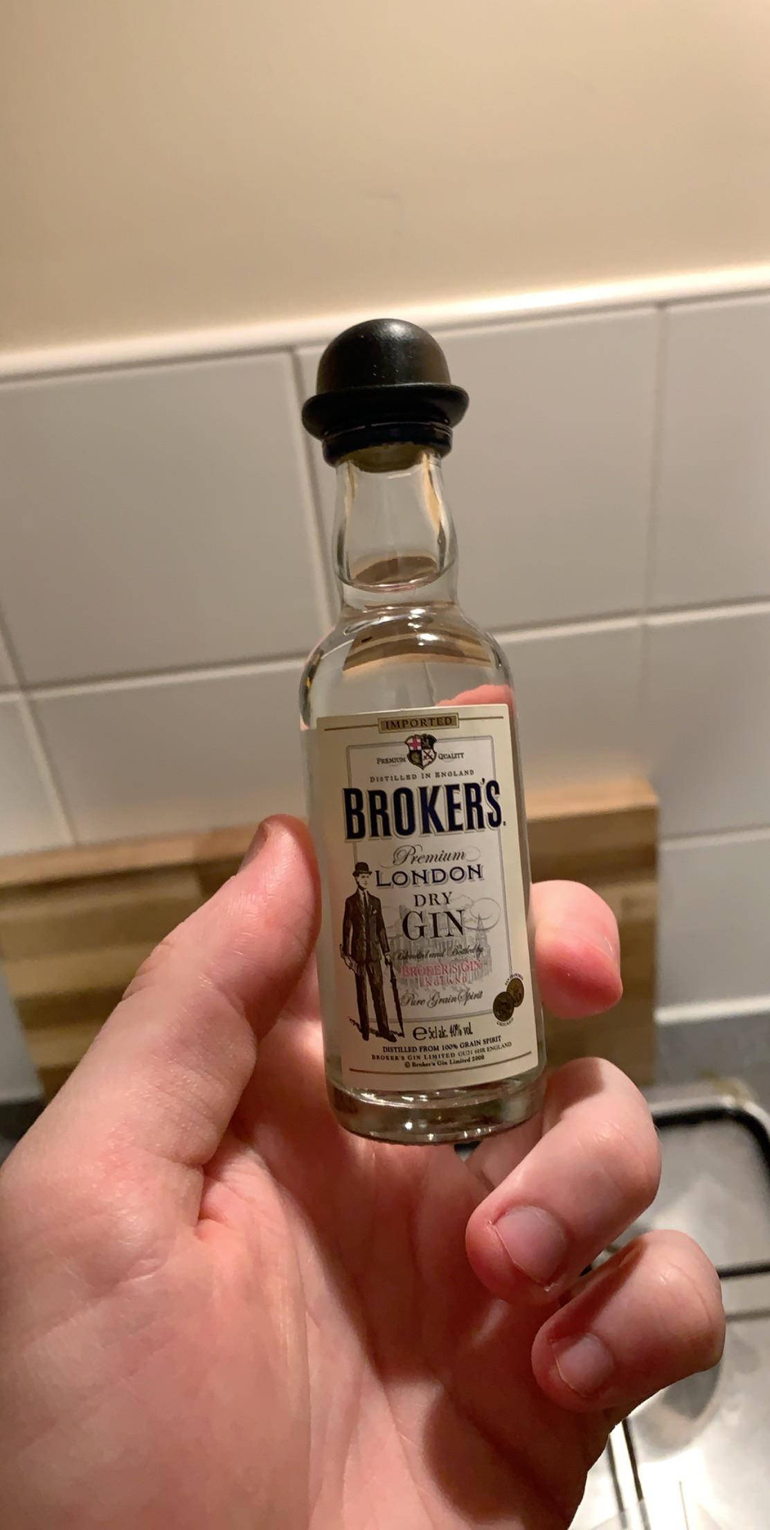 Kapsyon: Miniature na Bote ng Gin ng Brokers Wallpaper