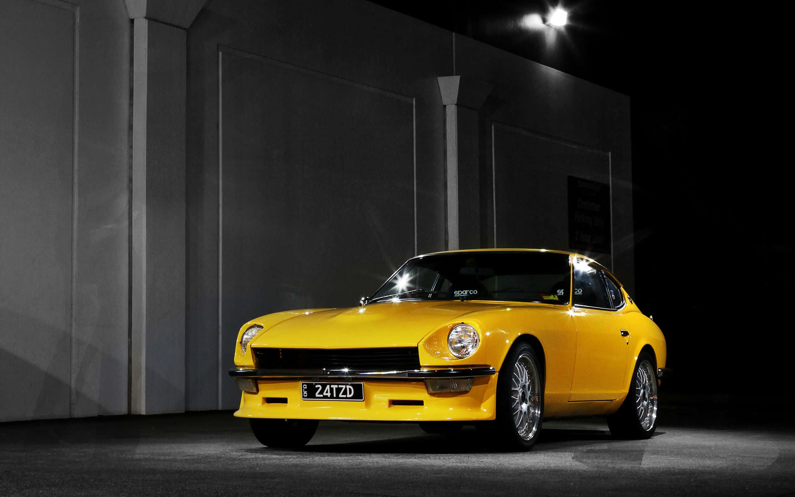 Kapsyon: Nakakawing Datsun Klasikong Kotse sa Aksyon Wallpaper