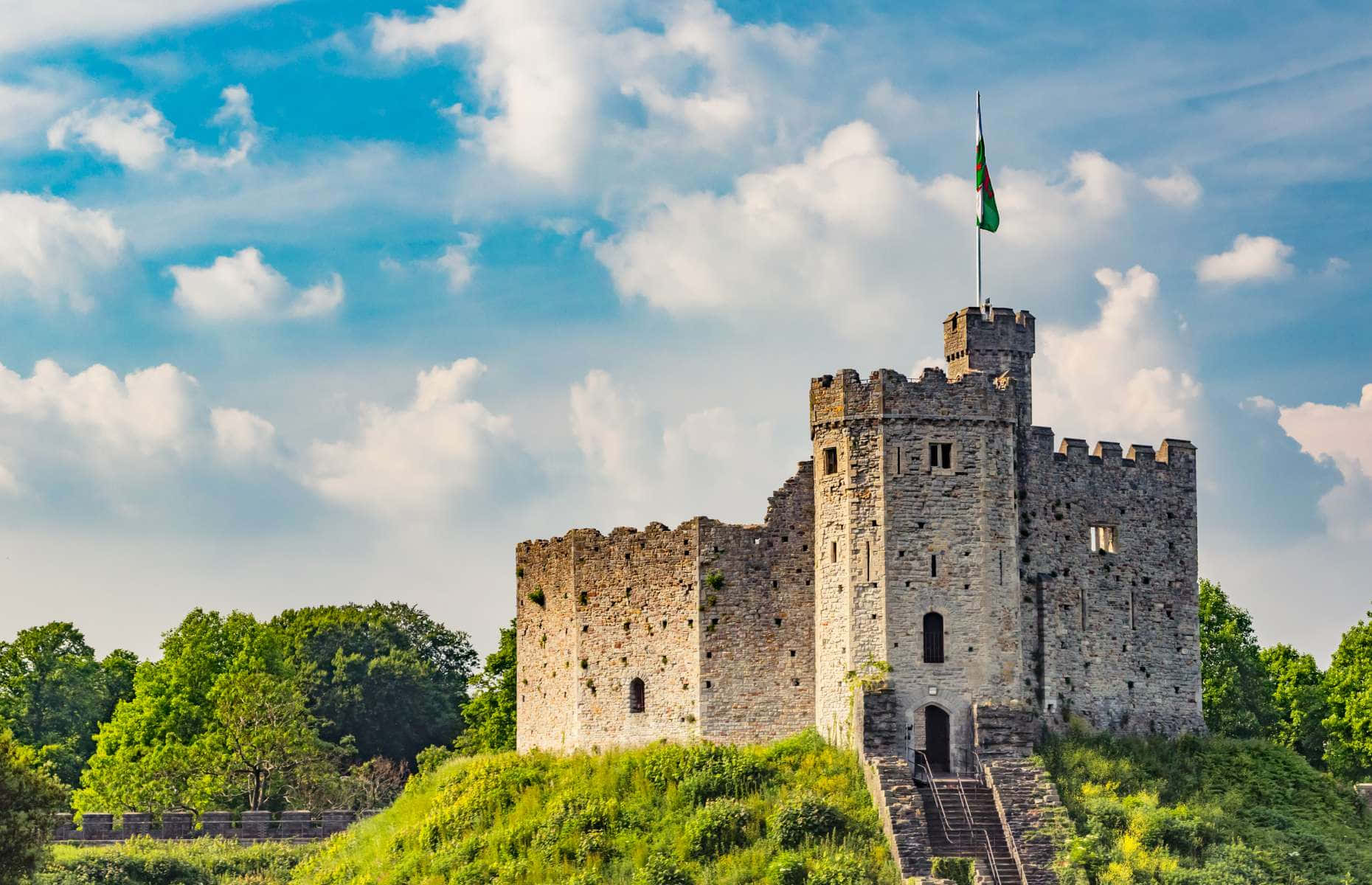 Kastilyo ng Cardiff na Napapaligiran ng mga Puno Wallpaper