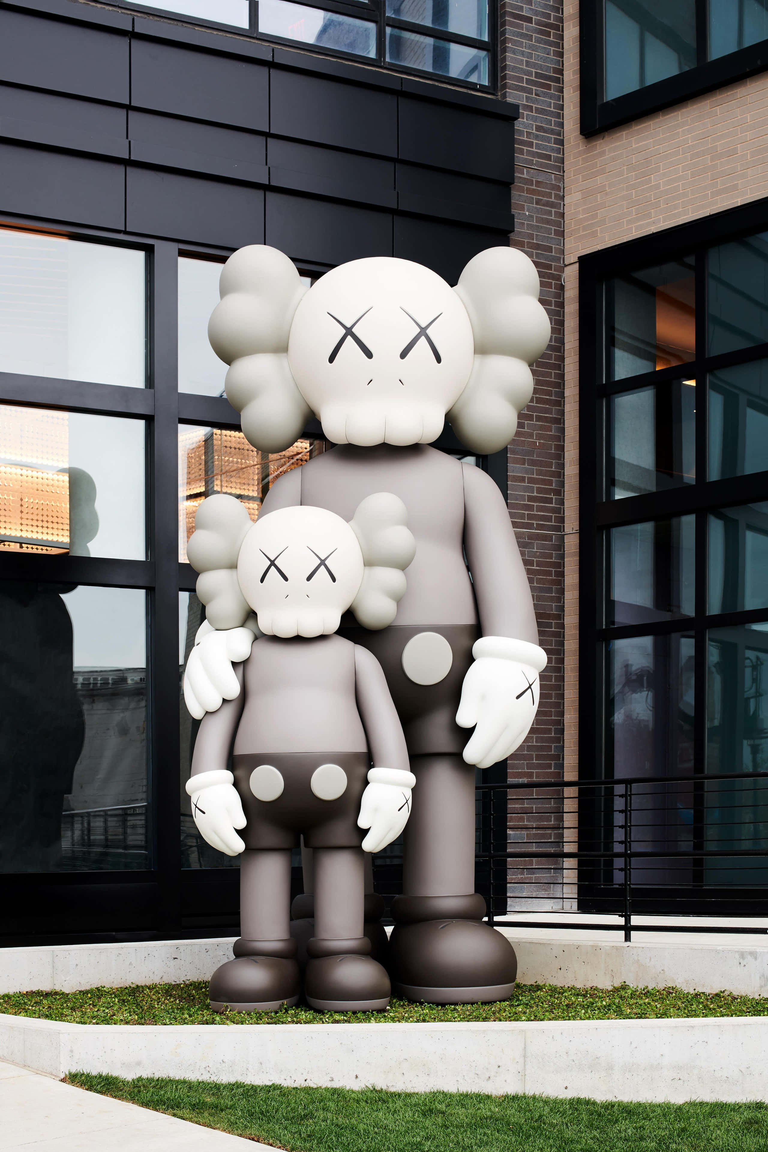 Kaws Nagpapakilala ng Bagong Linya ng mga Eskultura Wallpaper