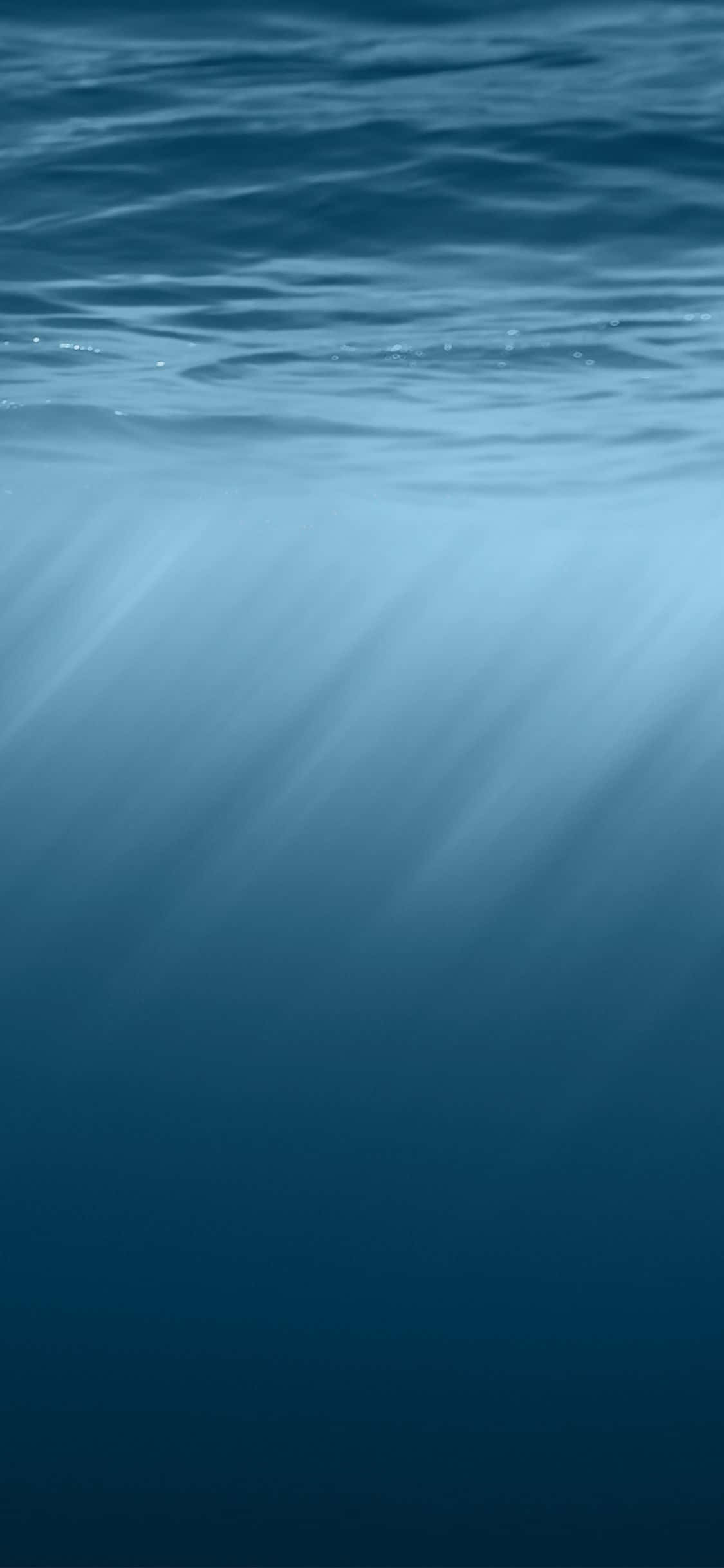 Manatili sa pinakabagong teknolohiya gamit ang sleek na Water iPhone. Wallpaper
