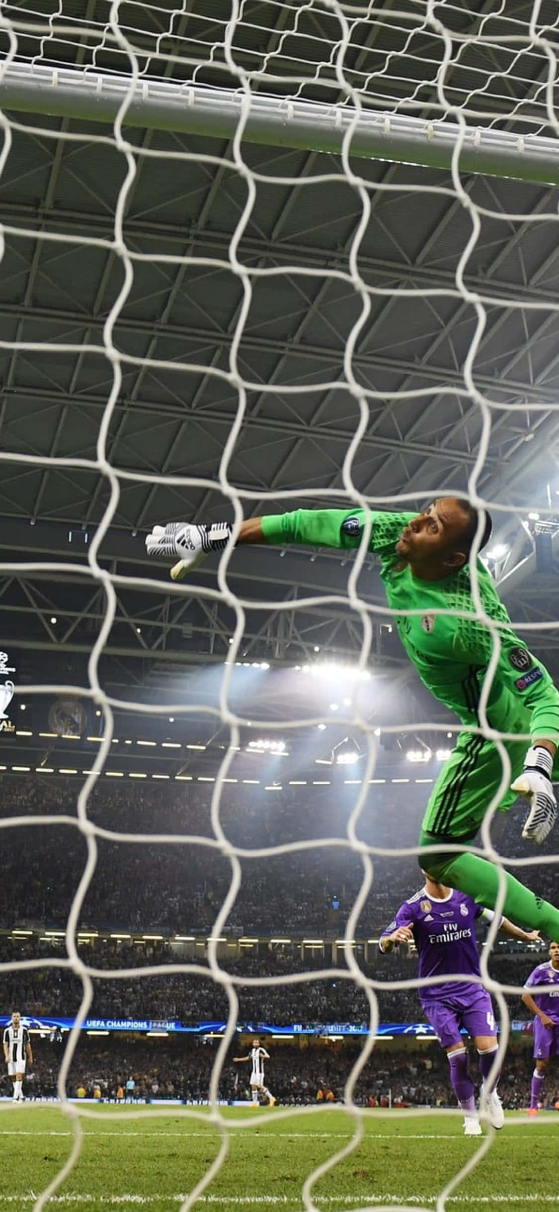 Keylor Navas sa aksyon sa field Wallpaper
