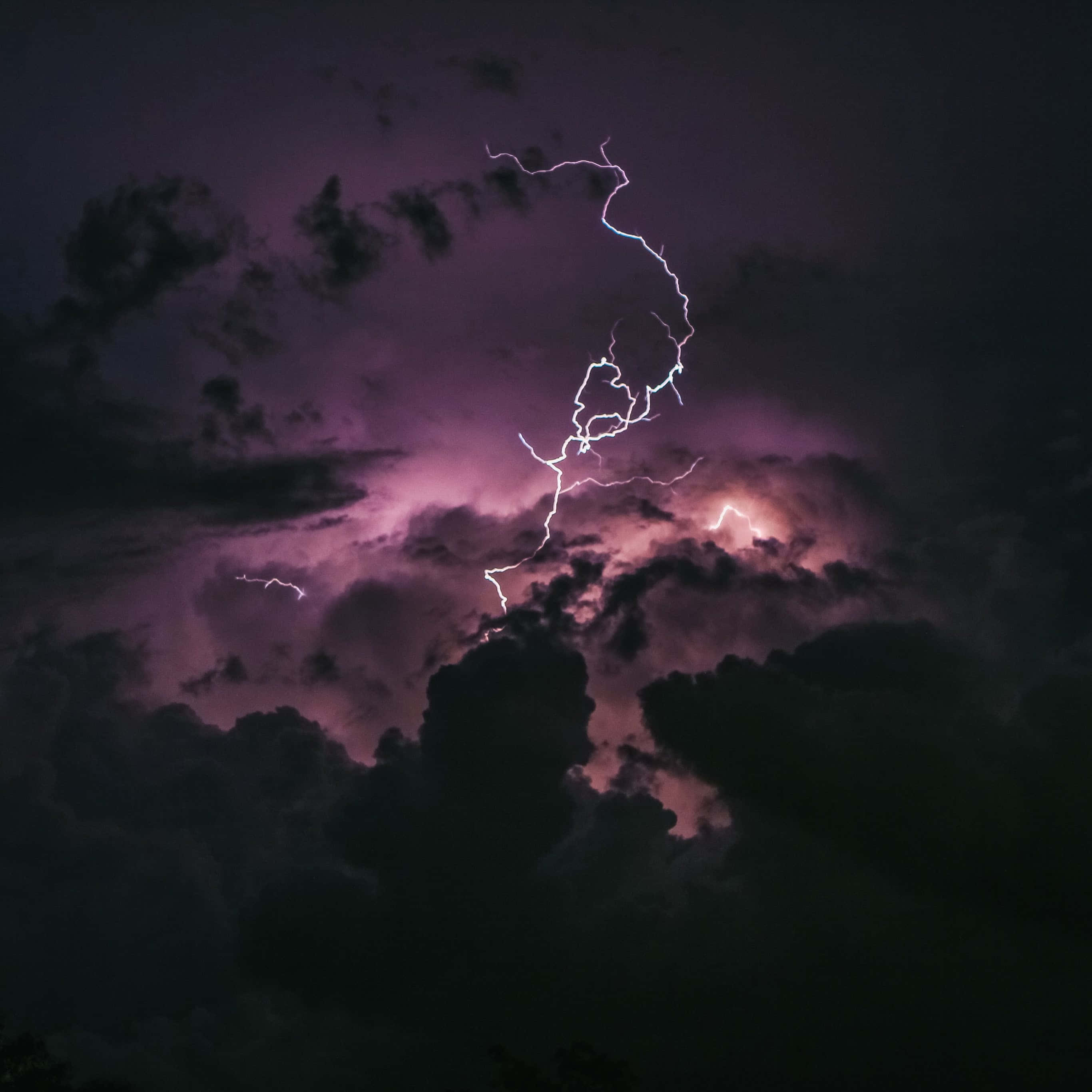 kidlat sa langit na may mga ulap Wallpaper