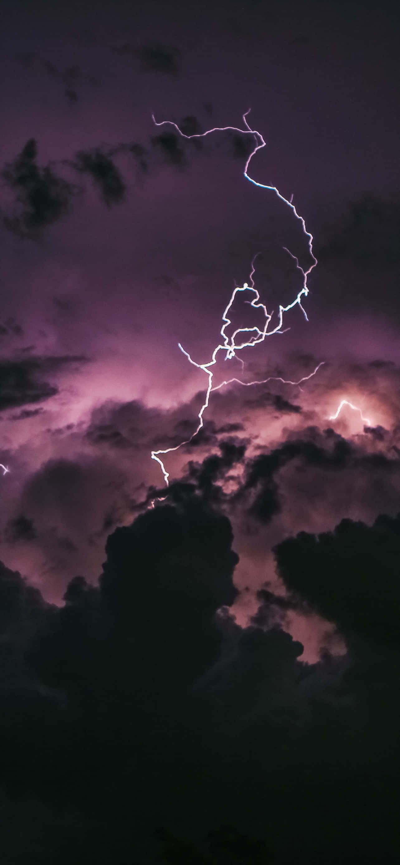 kidlat sa langit na may mga ulap Wallpaper