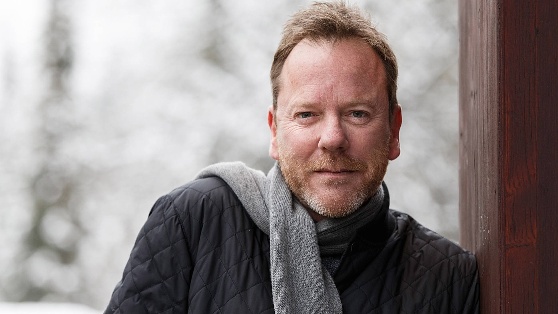 Kiefer Sutherland sa Whistler Village Canada Wallpaper