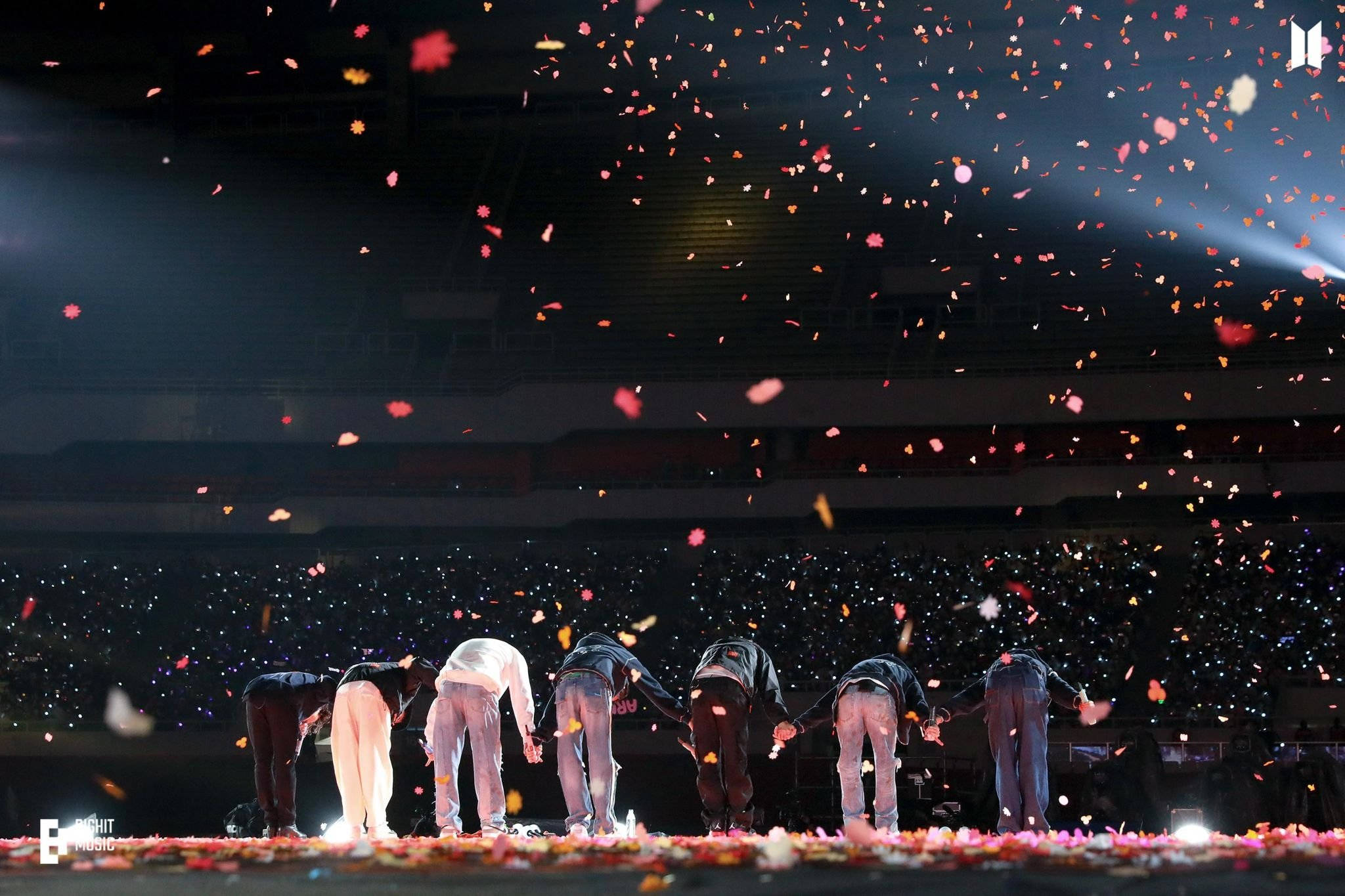 Konsiyerto ng BTS na Yumuyuko ang mga Miyembro sa Army Wallpaper