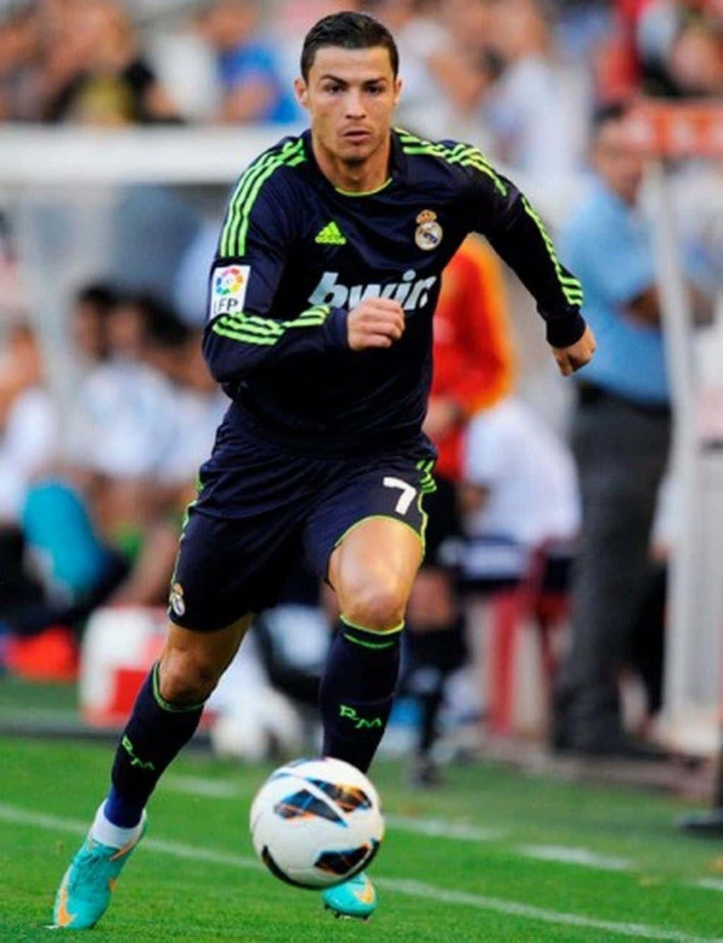 Kontrolado ni Cristiano Ronaldo ang laro. Wallpaper