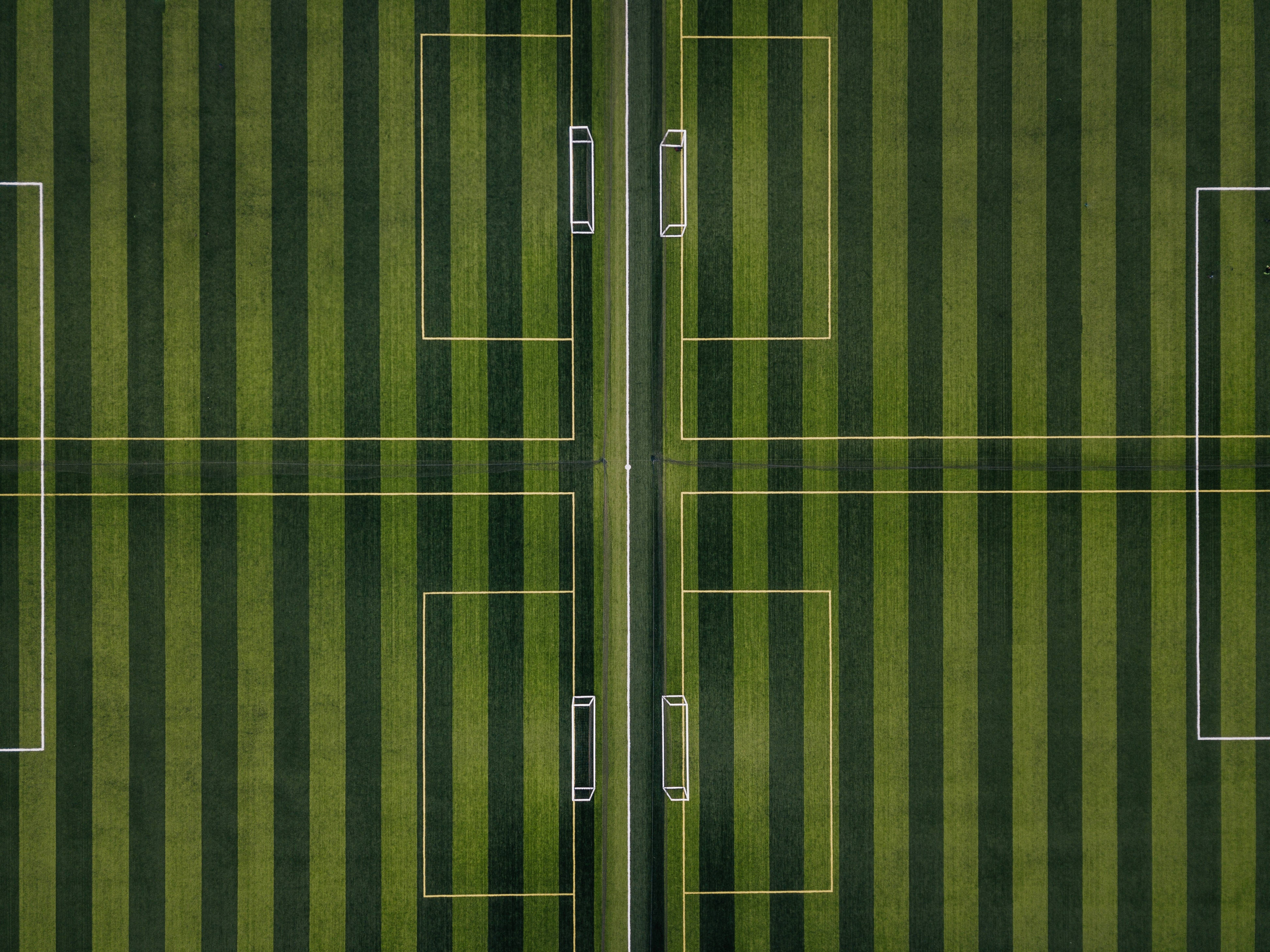 Kontrolin ang laro sa Striped Football Field Wallpaper