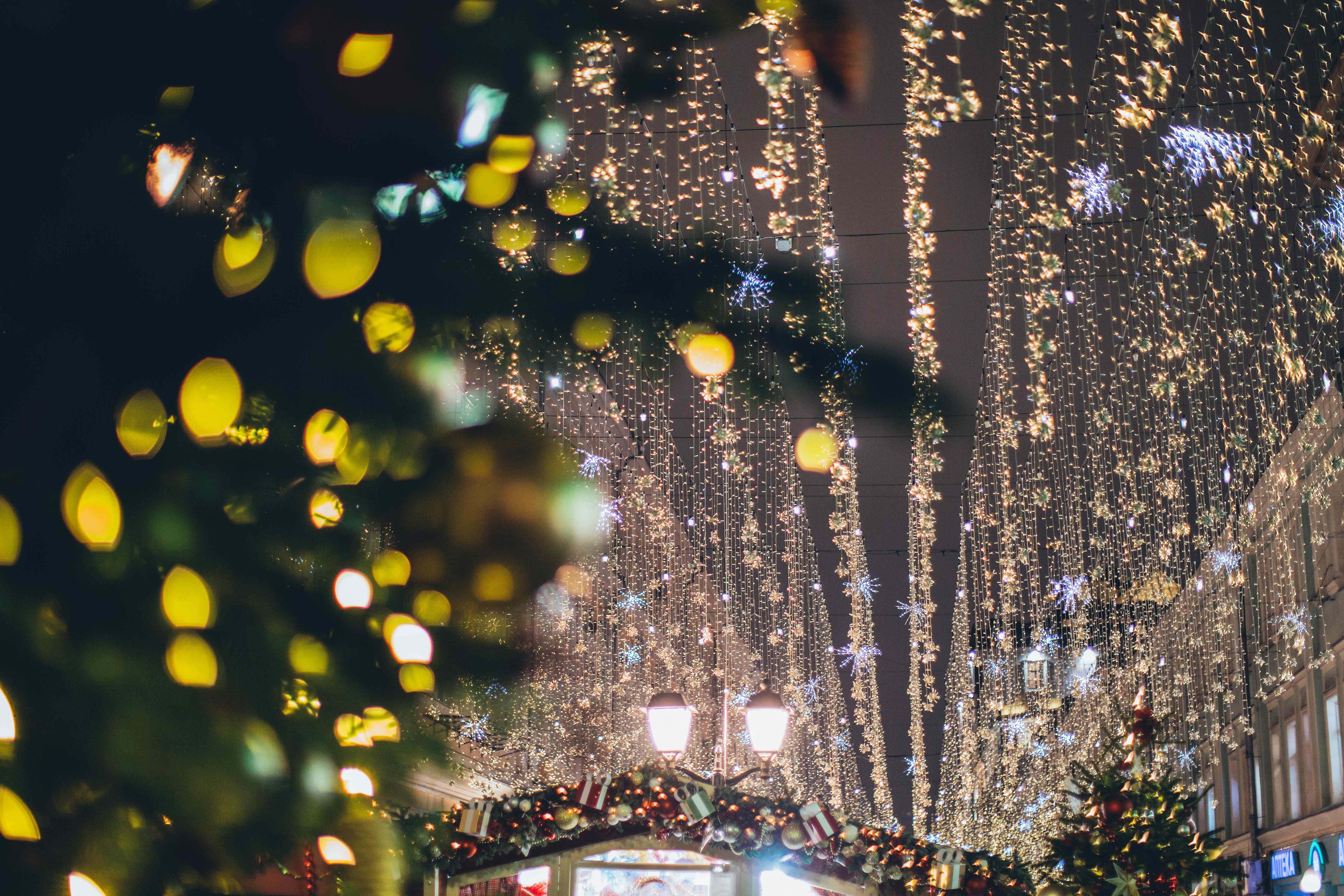Kulay Abo na Kisame na May Ilaw na Background ng Larawan ng Pasko Wallpaper