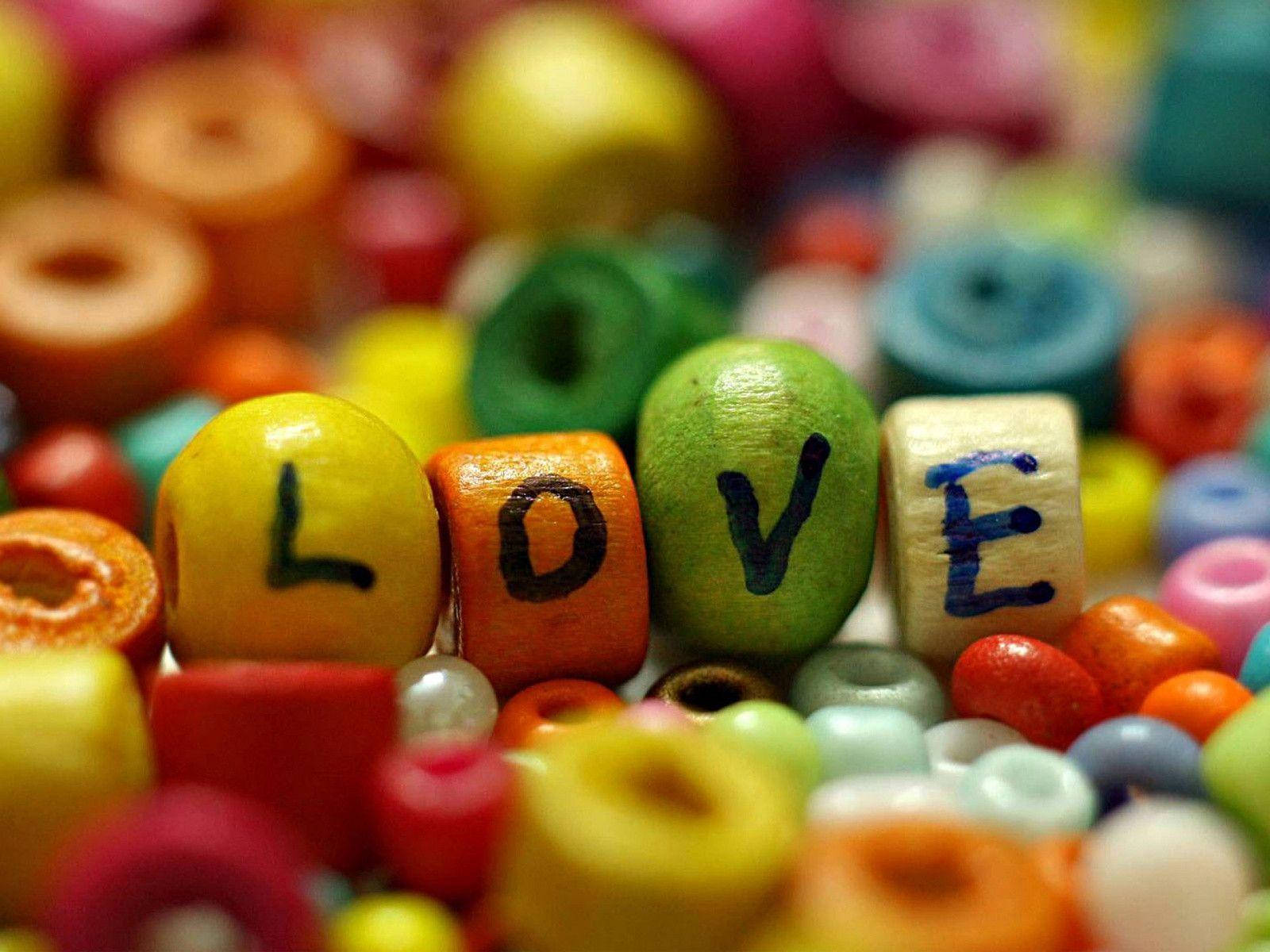 Kulay- Kulay na Beads ng Pag-ibig Wallpaper