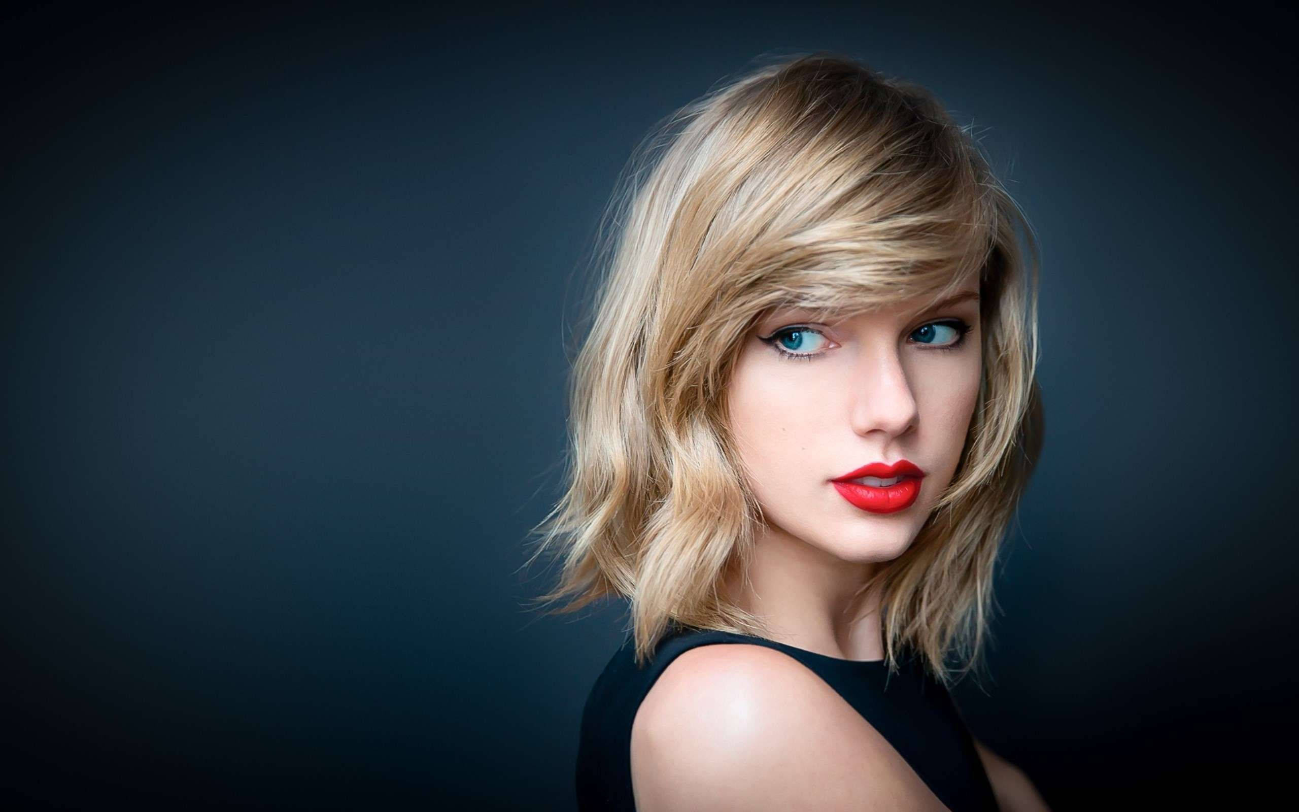 Kumakanta si Taylor Swift sa kanyang live concert Wallpaper
