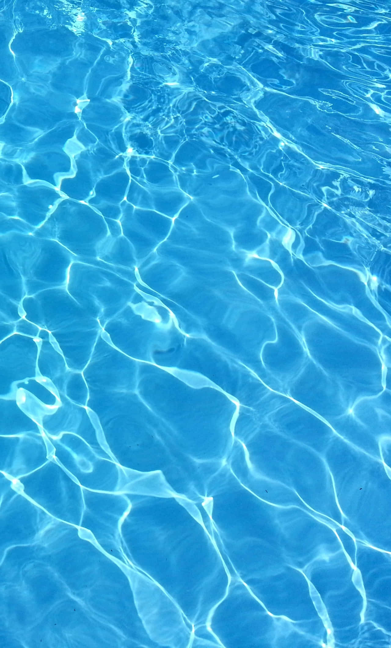 Kumikislap na asul na tubig ng pool sa isang maaraw na araw Wallpaper