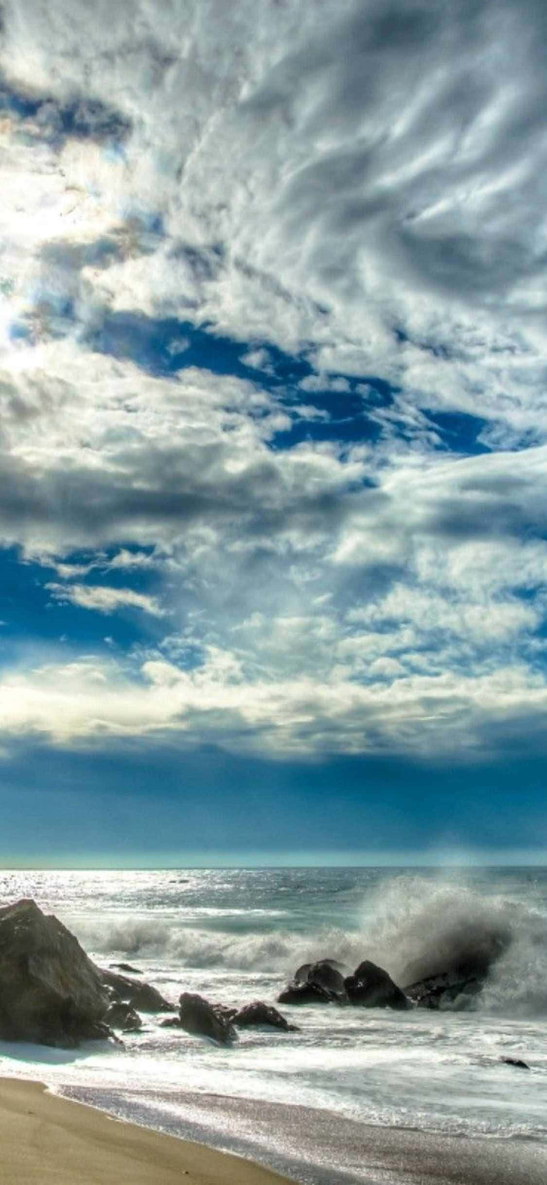 "Kunin ang mga gintong paglubog ng araw sa Malibu sa iyong iPhone Xs!" Wallpaper