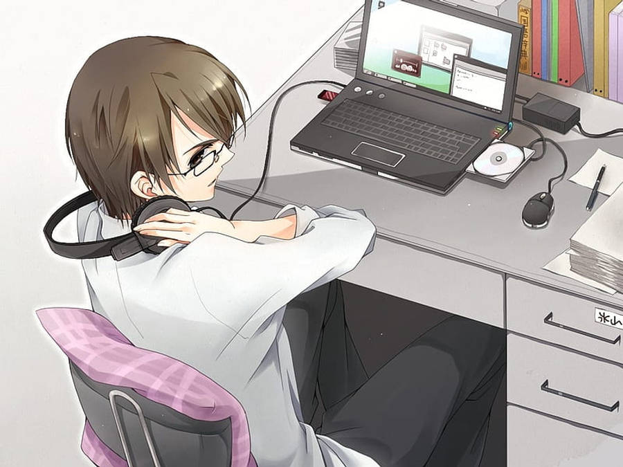 Lalaking Anime na Nakahawakip ng Headphone Habang Nagtatrabaho sa Laptop Wallpaper