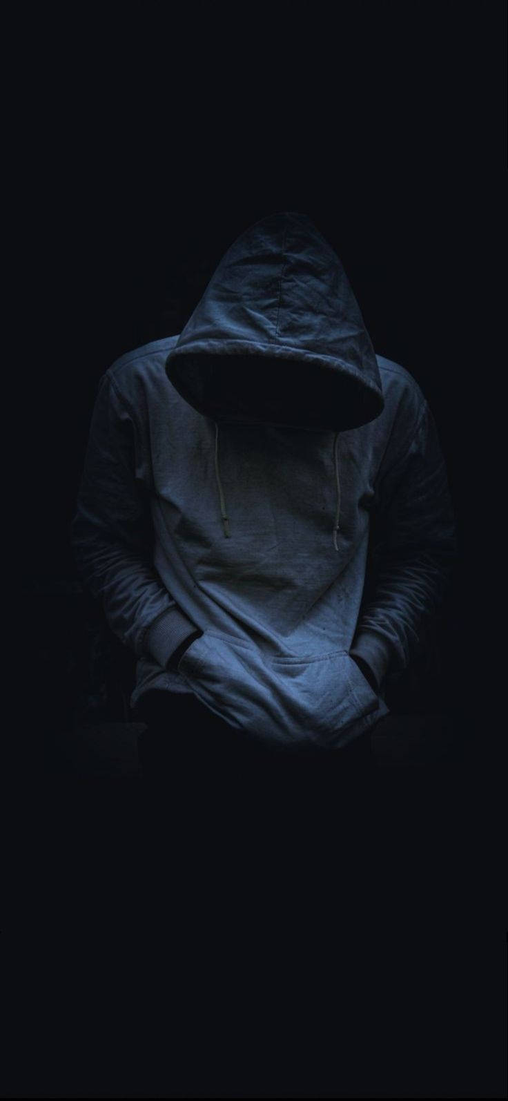 Lalaking Naka-Hoodie na Nakatitig sa Telepono Wallpaper