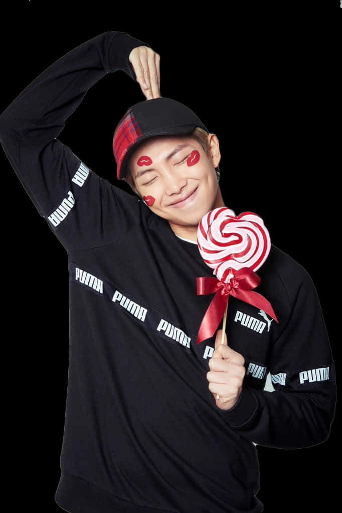 Lalaking Nakangiti na may Lollipop at Heart Stickers Wallpaper