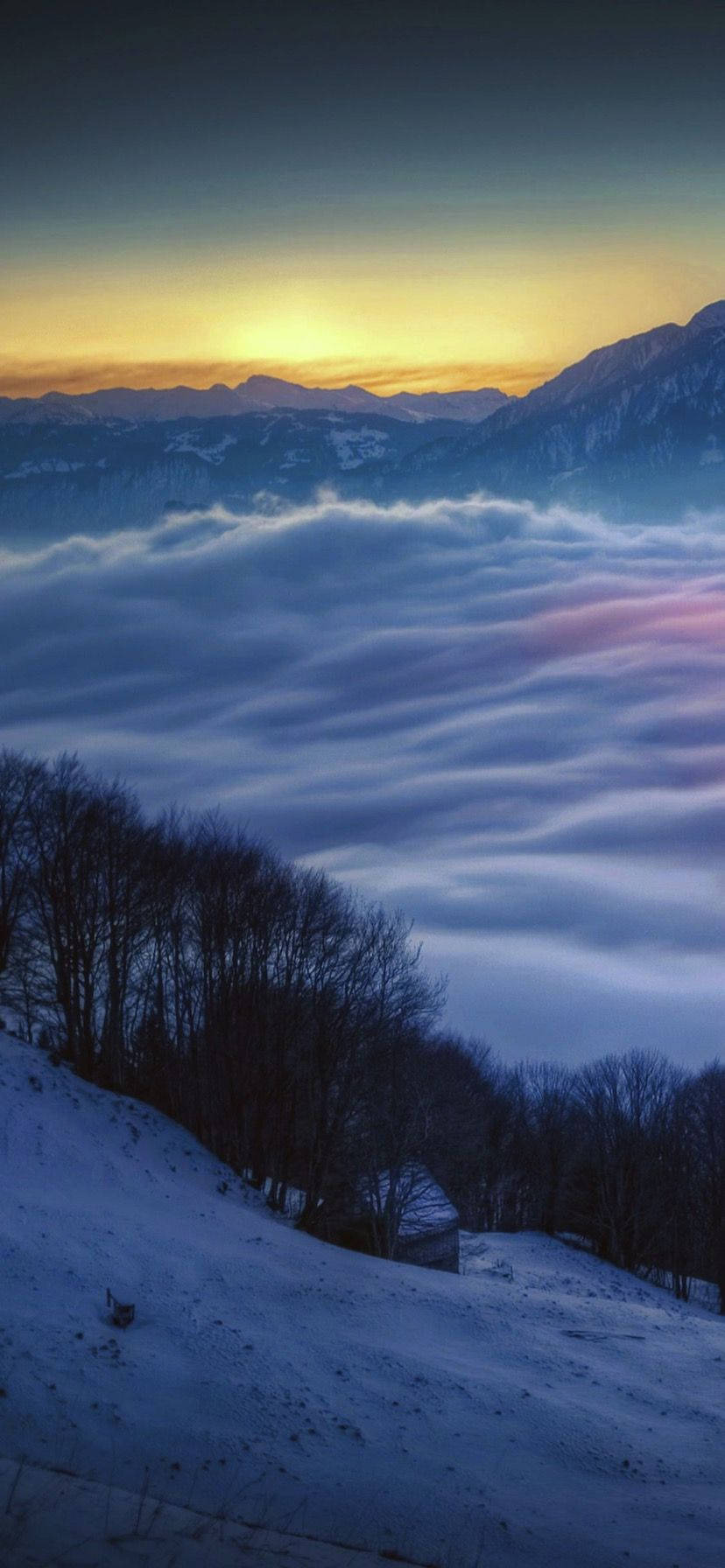 Larawan: Isang Sunrise Sunset view ng Mountain Landscape sa harap ng Blue Sky Wallpaper