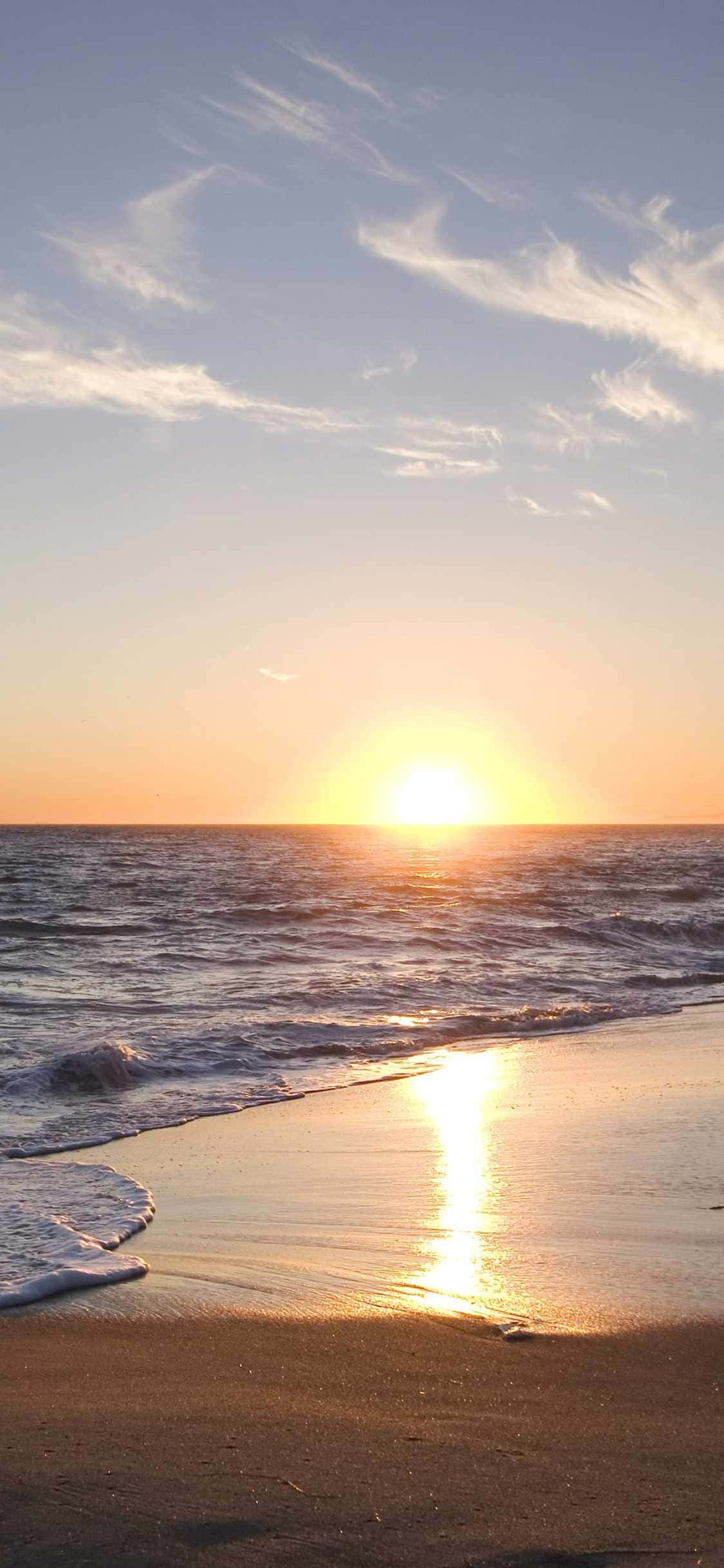 Larawan Isawsaw ang Iyong Sarili sa Kagandahang Malibu Landscape kasama ang iPhone Xs Wallpaper