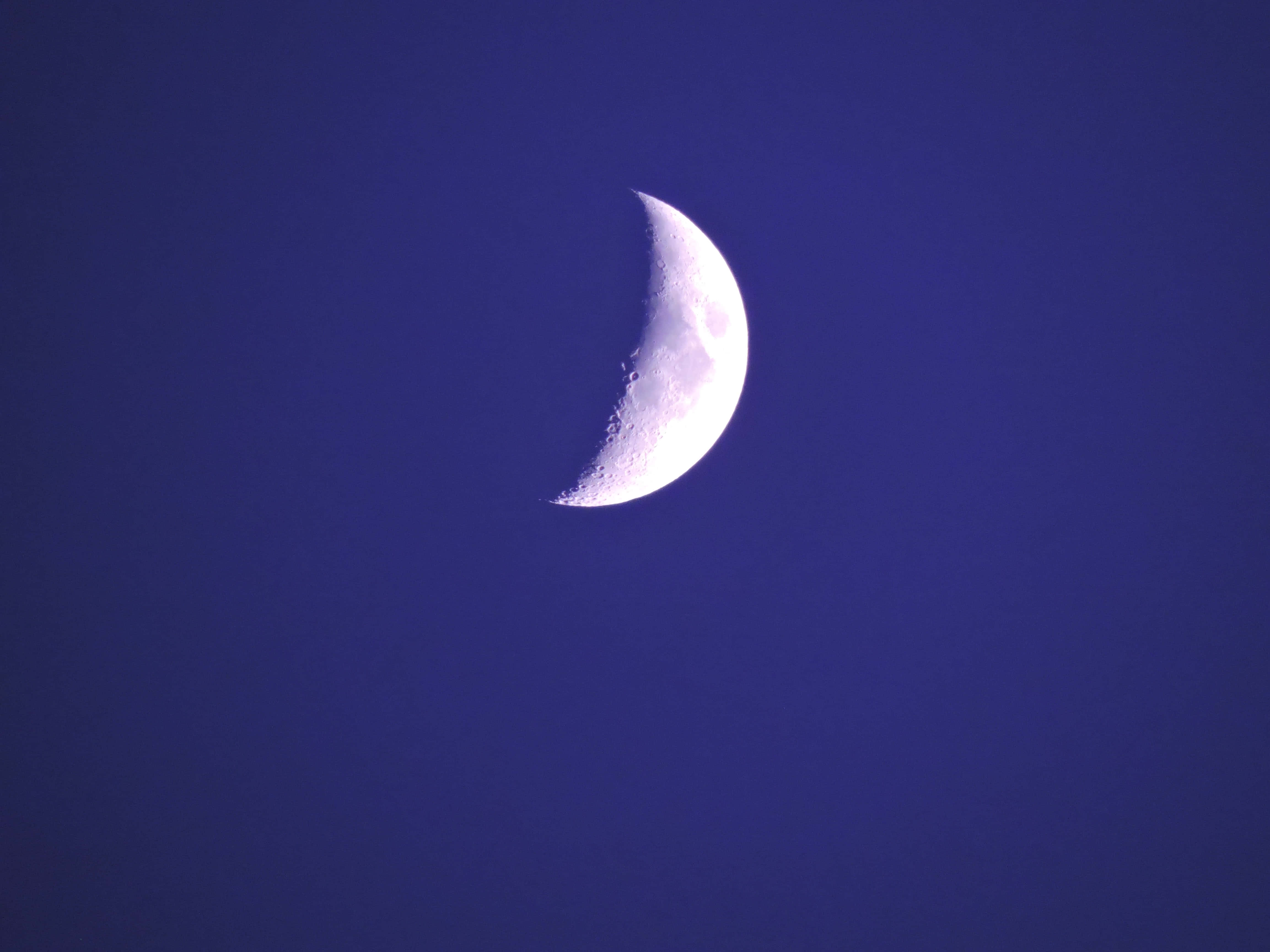 Larawan ng Asul na Gasuklay na Buwan Wallpaper