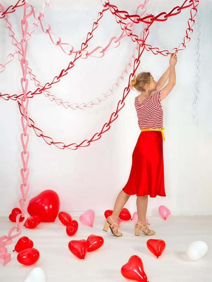 Larawan ng Babaeng May Puso na Paper Chains para sa Valentine's Wallpaper