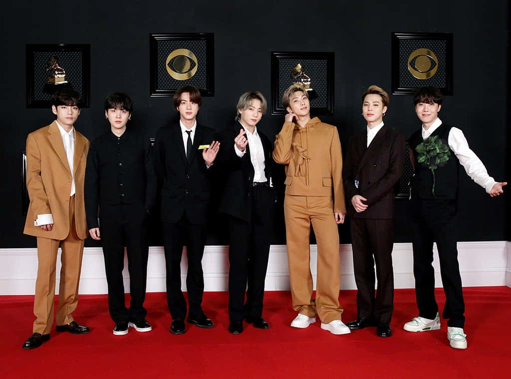 Larawan ng BTS na Nakasuot ng Louis Vuitton Suits Wallpaper