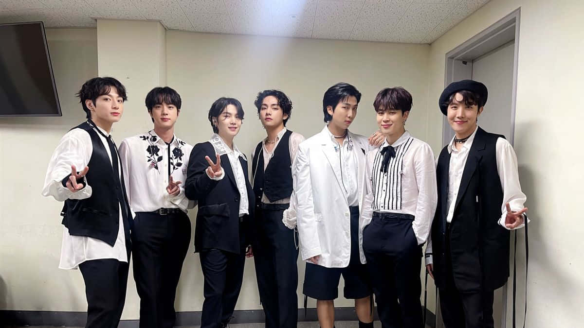 Larawan ng BTS na Puti at Itim Wallpaper