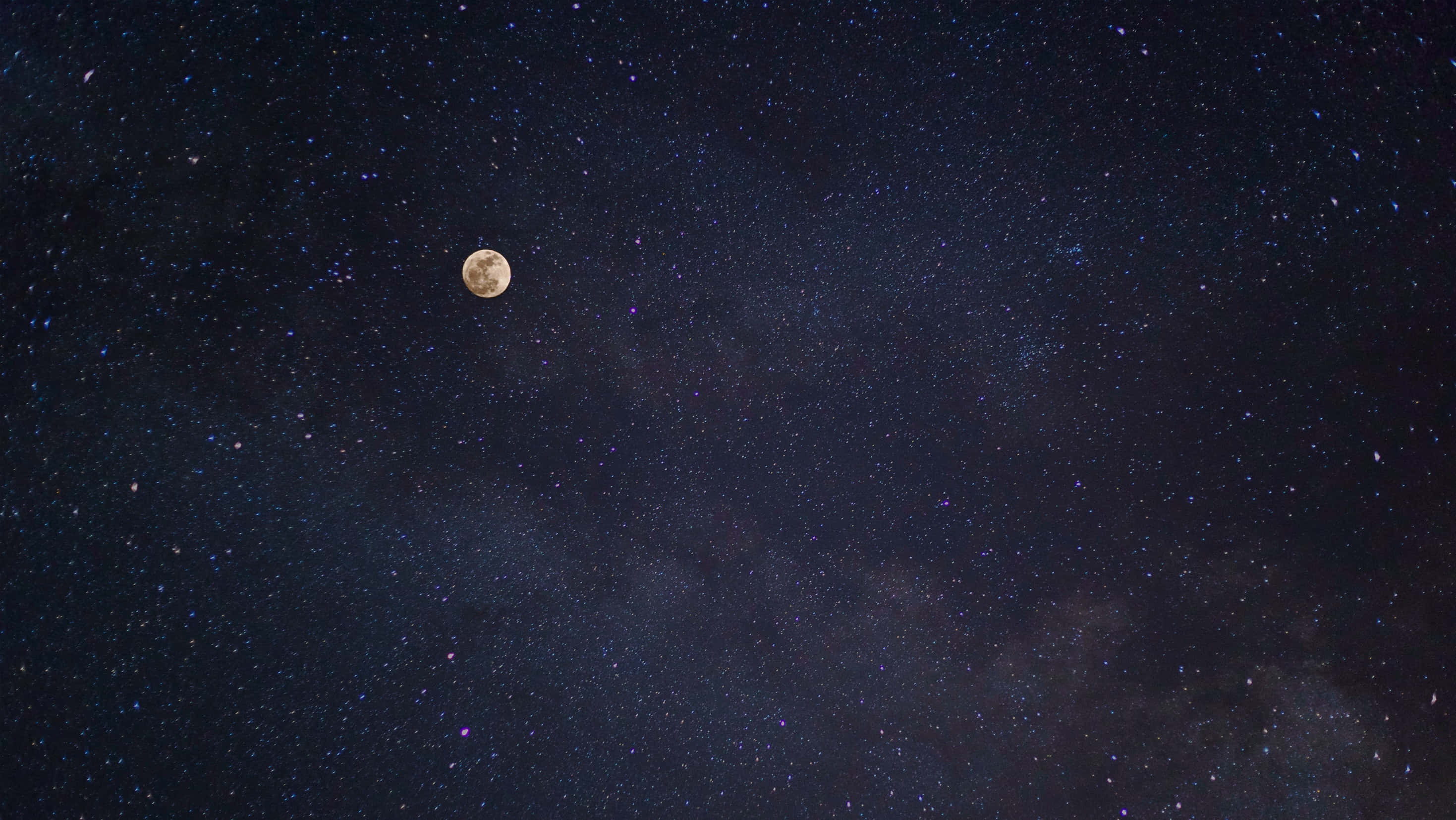 Larawan ng Buwan sa Malamig na Gabi Wallpaper