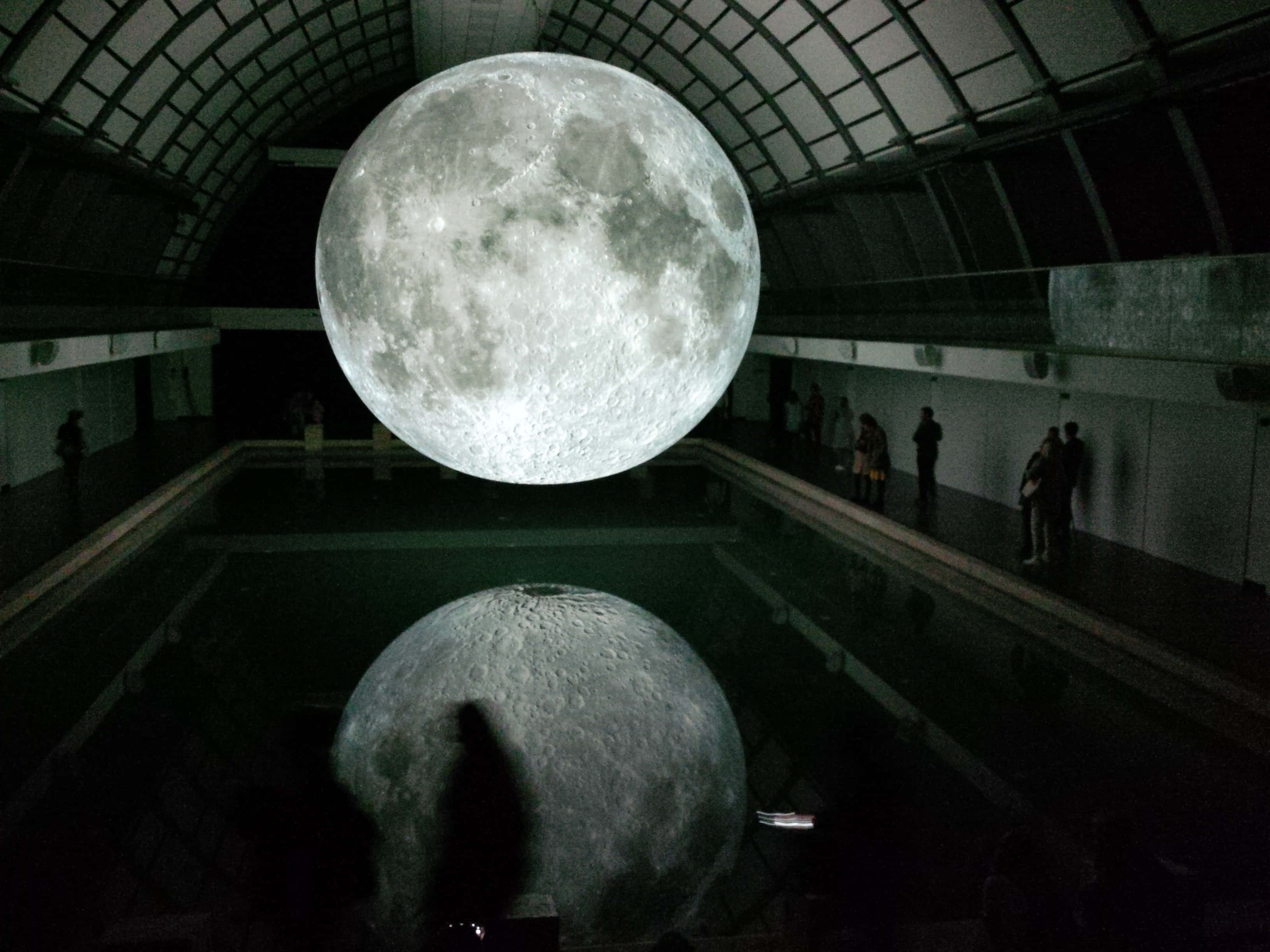 Larawan ng Buwan sa Museo Wallpaper