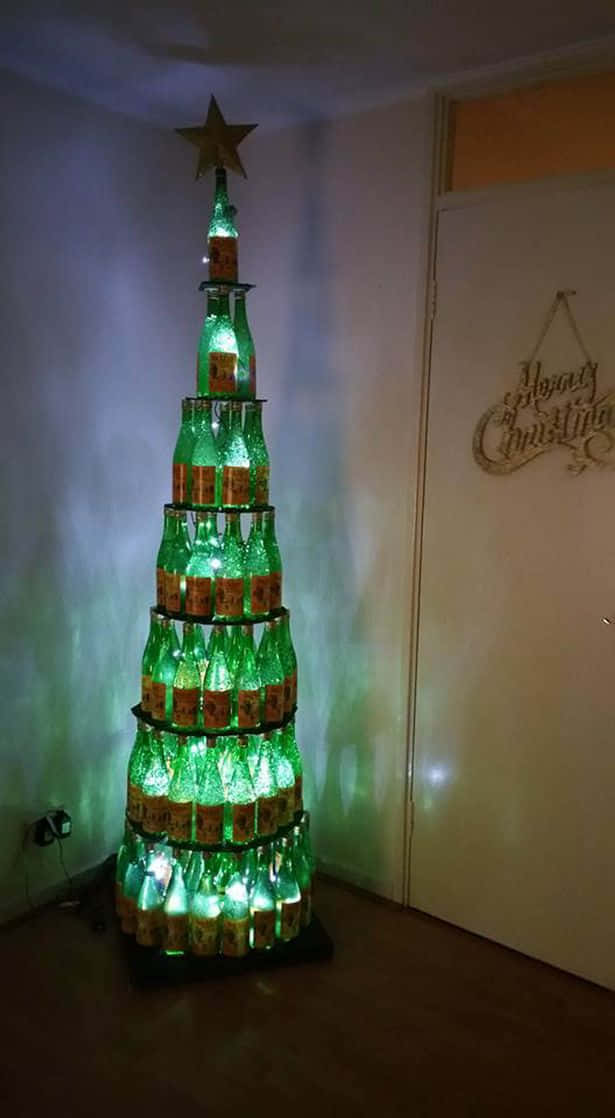 Larawan ng Christmas Tree na Gawa sa Bote Wallpaper