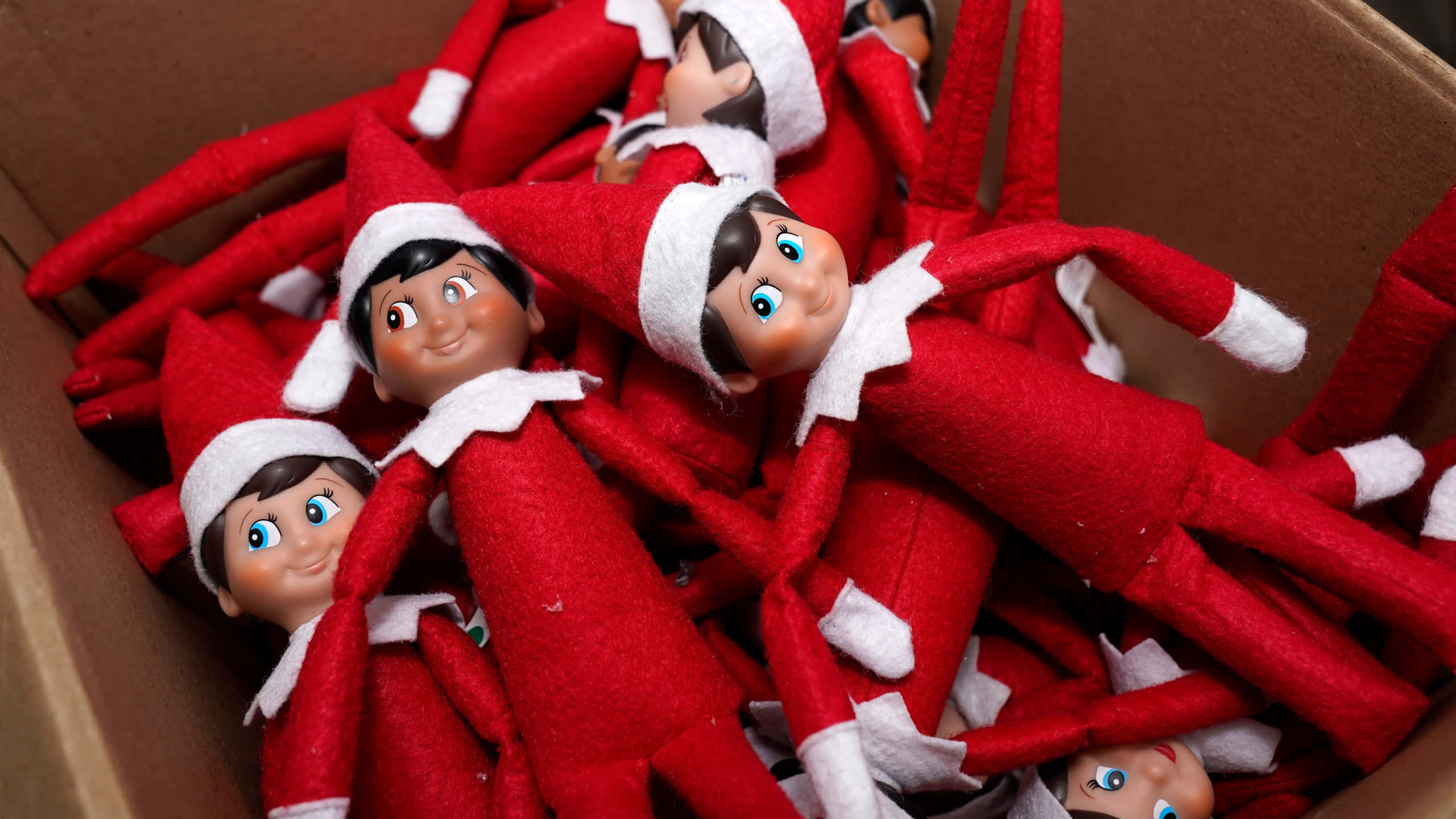 Larawan ng Elf On The Shelf na Nakatambak Wallpaper