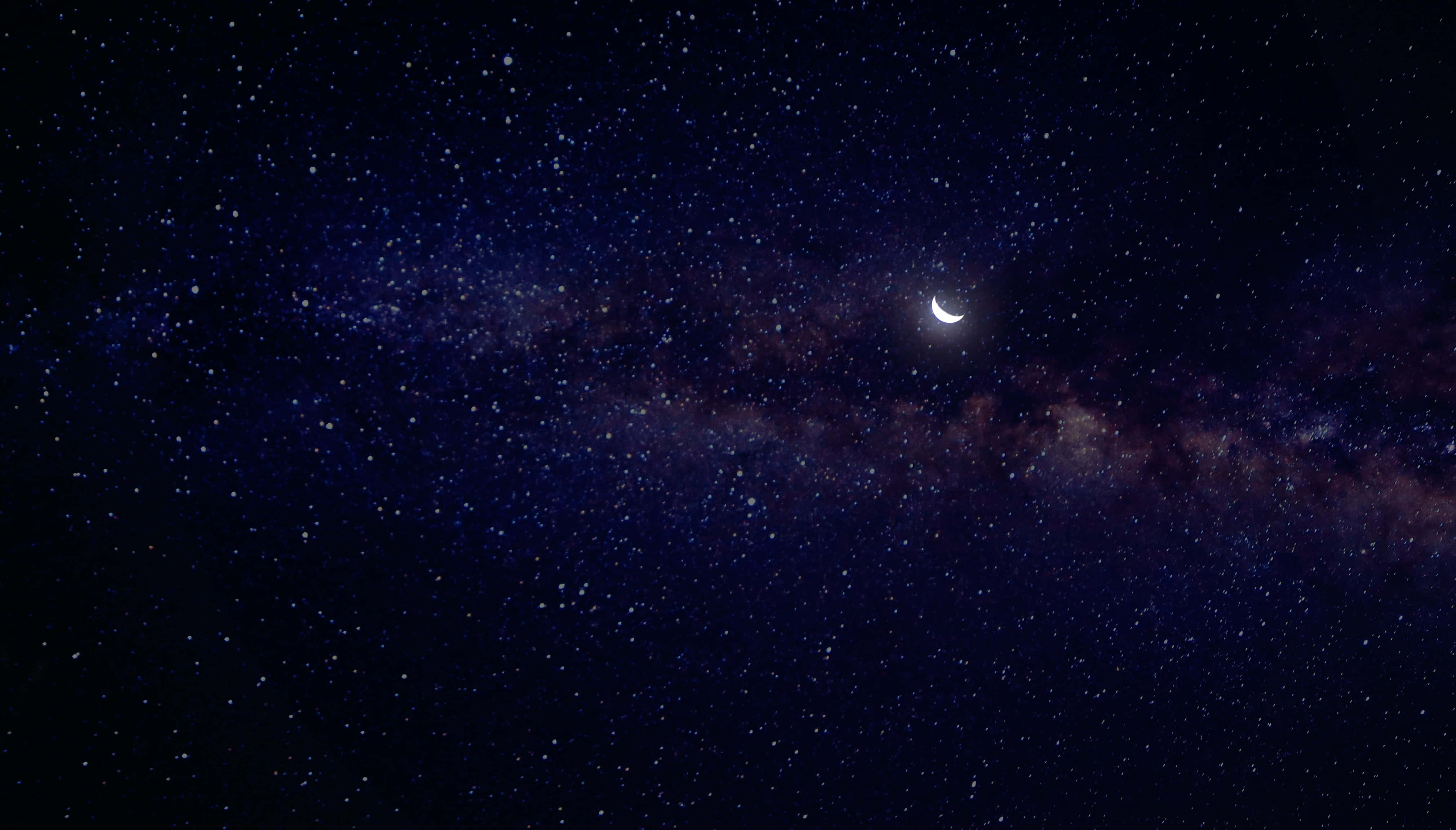 Larawan ng Gasuklay na Buwan sa Kalawakan Wallpaper