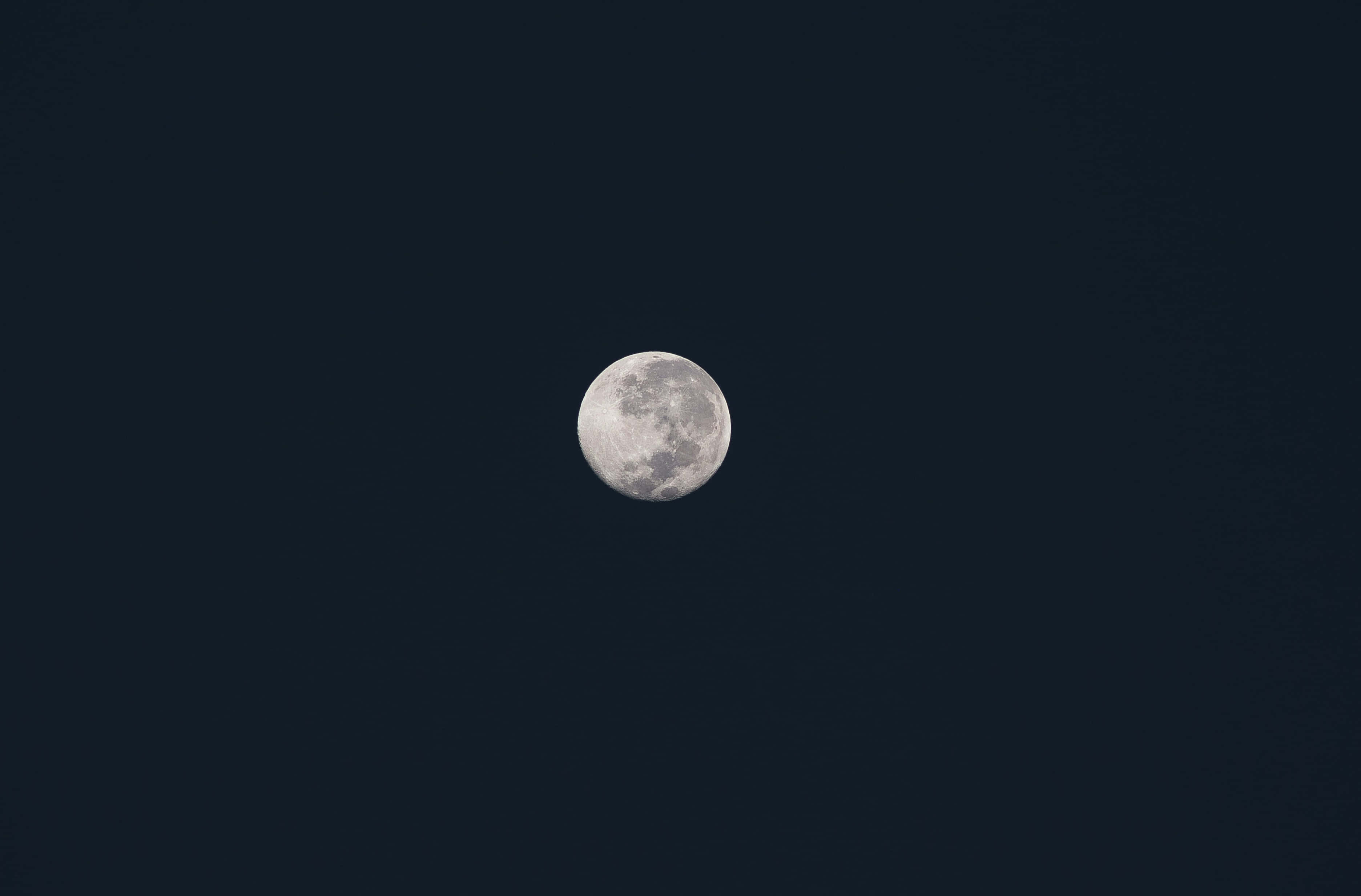 Larawan ng Kabilugan sa Madilim na Langit Wallpaper