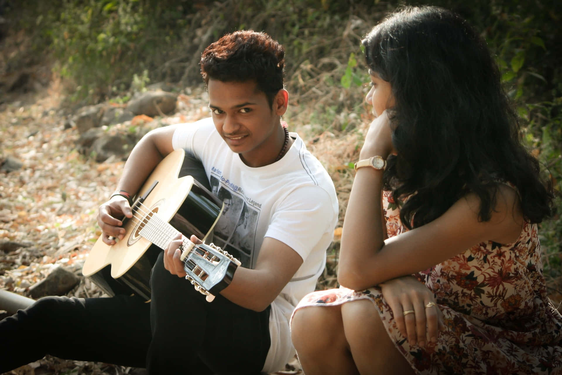 Larawan ng Magkasintahan na Nag-gigitara sa Serenata Wallpaper