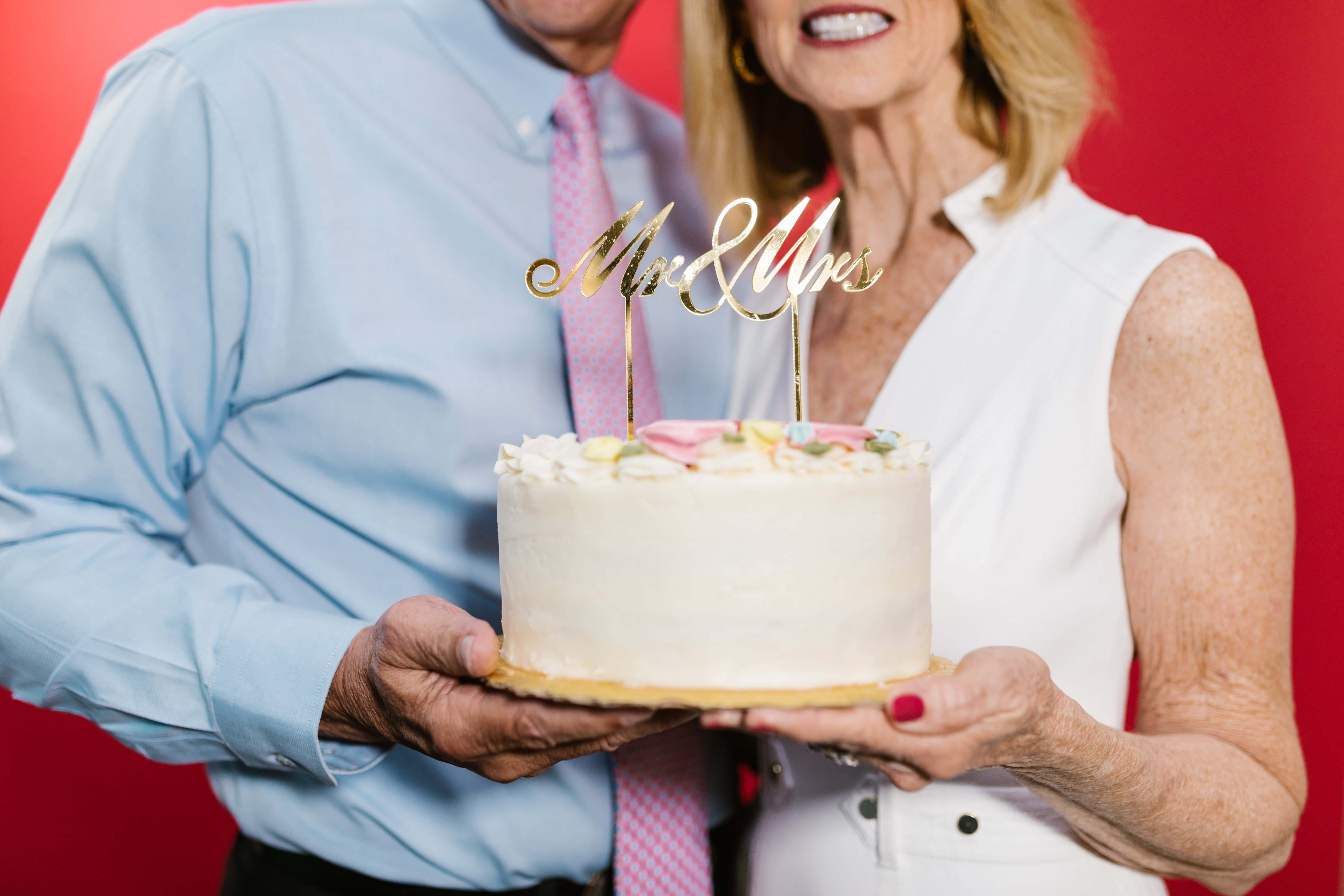 Larawan ng Magkasintah na May Anniversary Cake Wallpaper