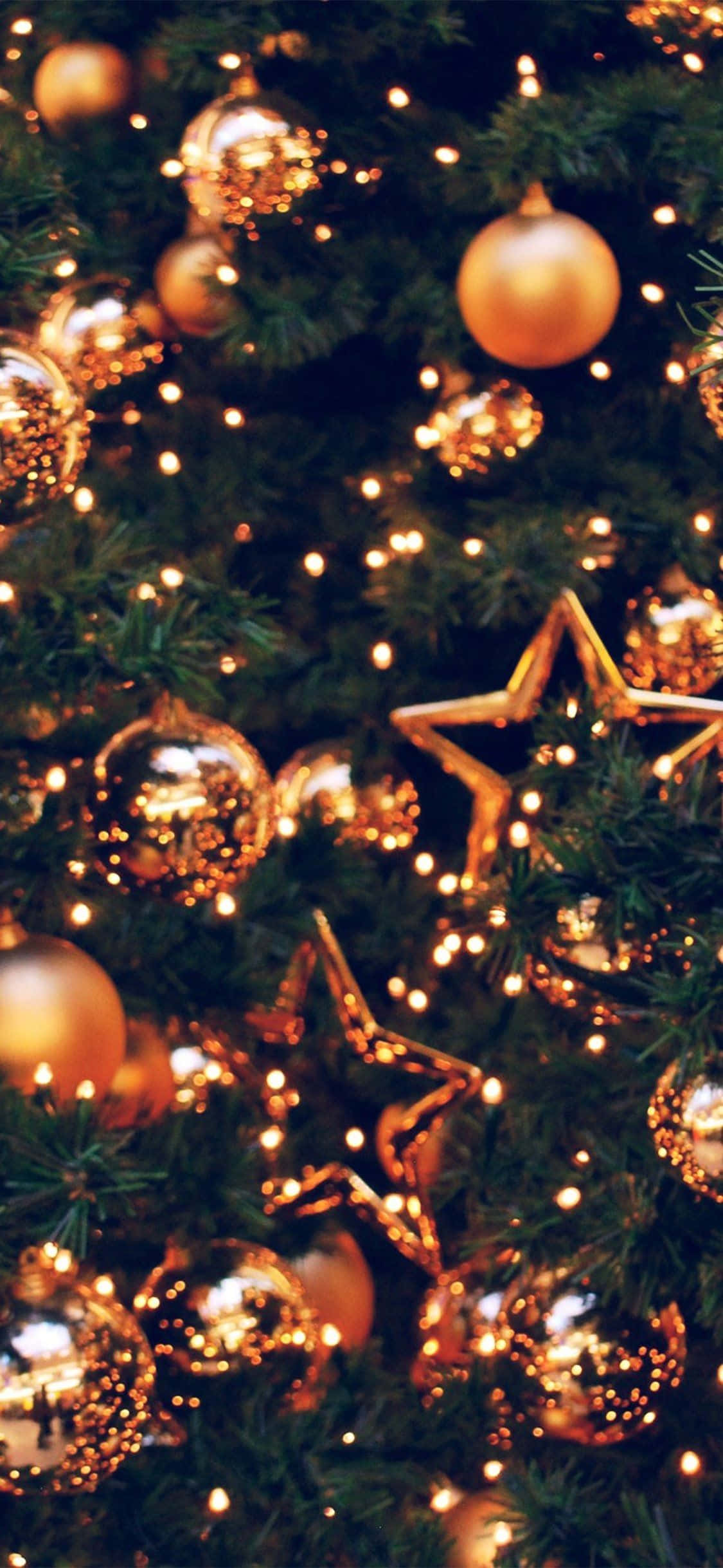 Larawan ng mga Christmas Light na Ginto at Aesthetic na Palamuti Wallpaper