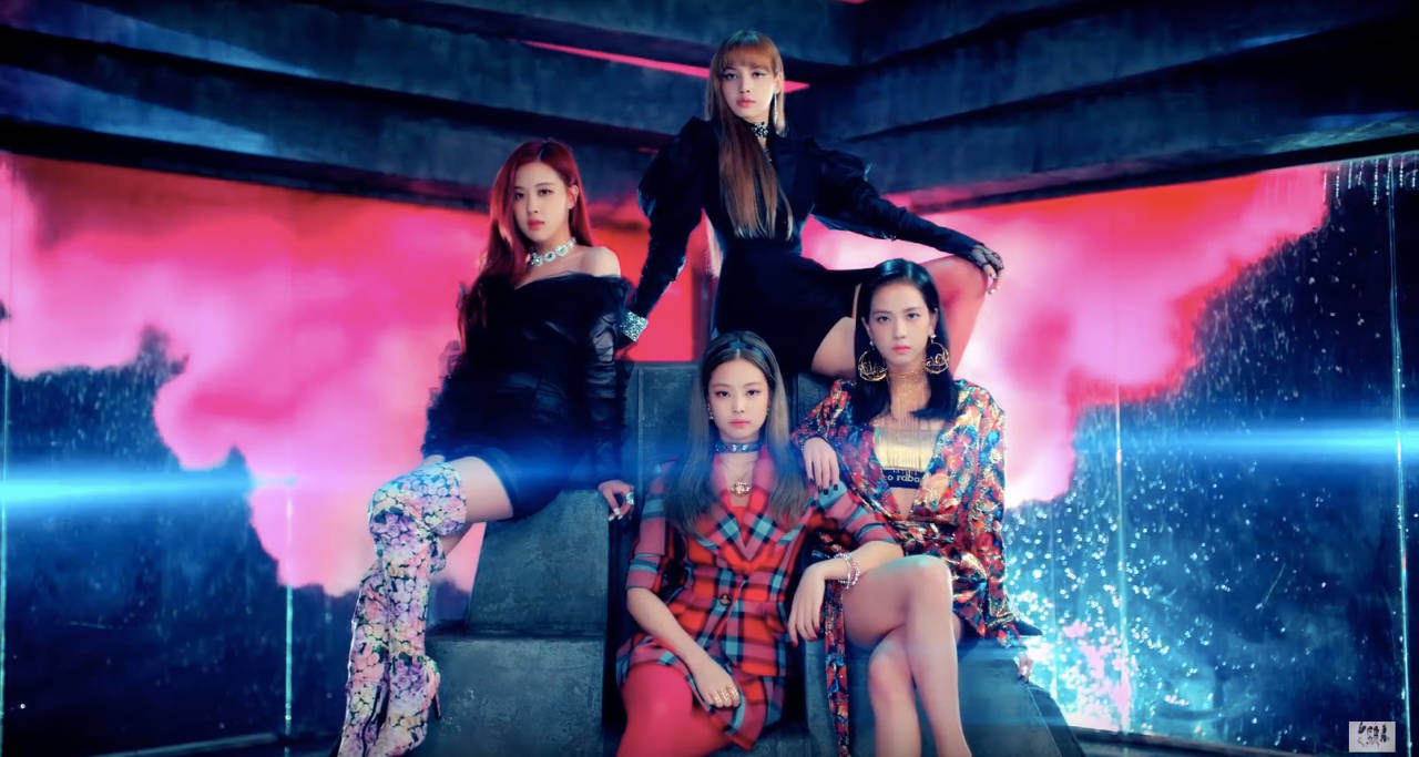 Larawan ng mga Miyembro ng K-Pop Group Blackpink sa kanilang MV na "DDU-DU DDU-DU" Wallpaper