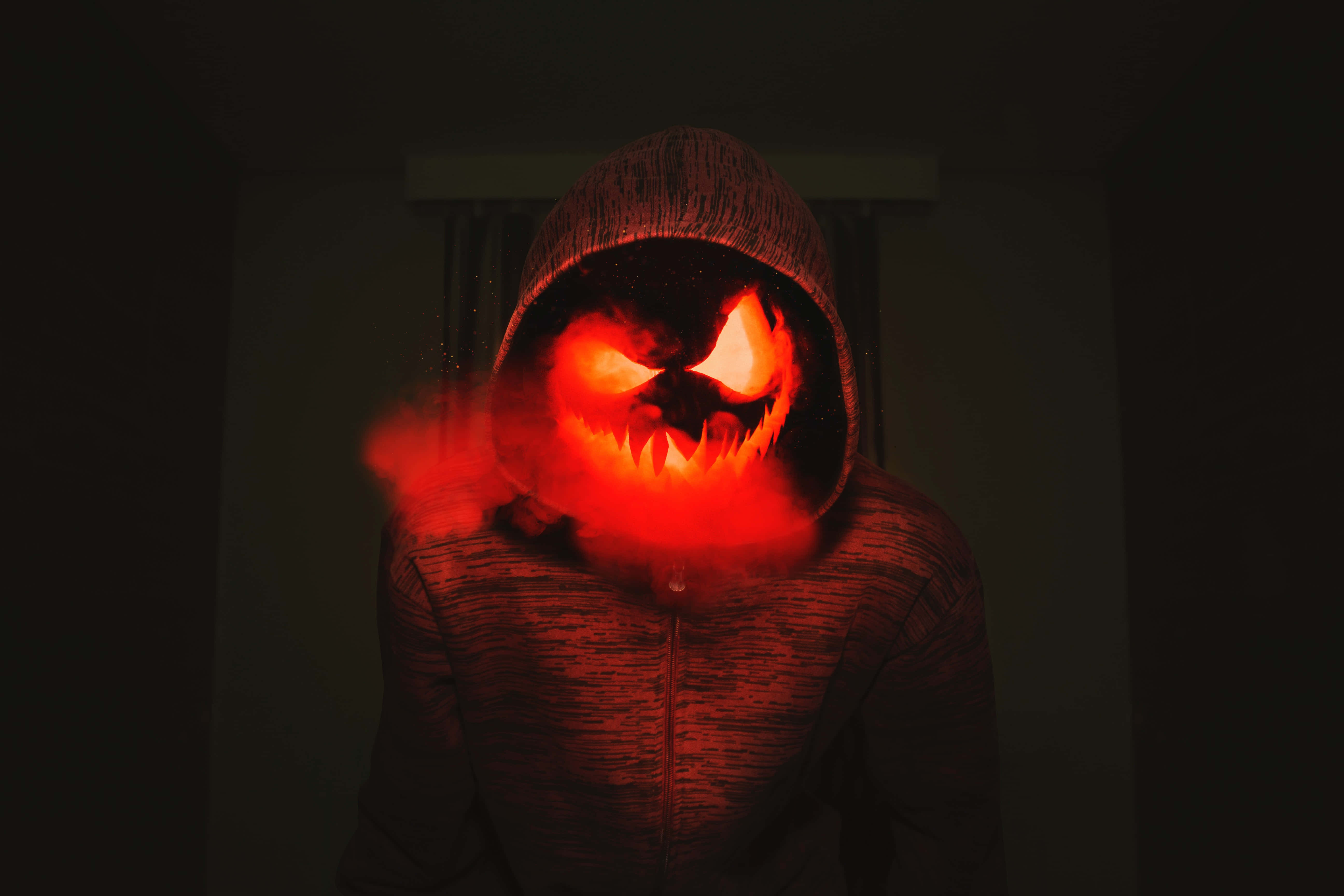 Larawan ng Nakakatakot na Lalaking Naka-Hoodie Wallpaper