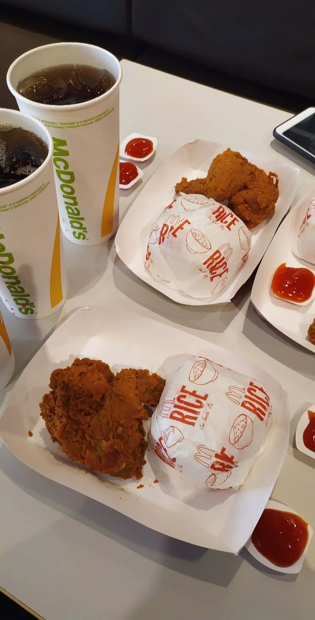 Larawan ng Pagkain na Plate Ng Manok at Kanin Mcdonalds Wallpaper