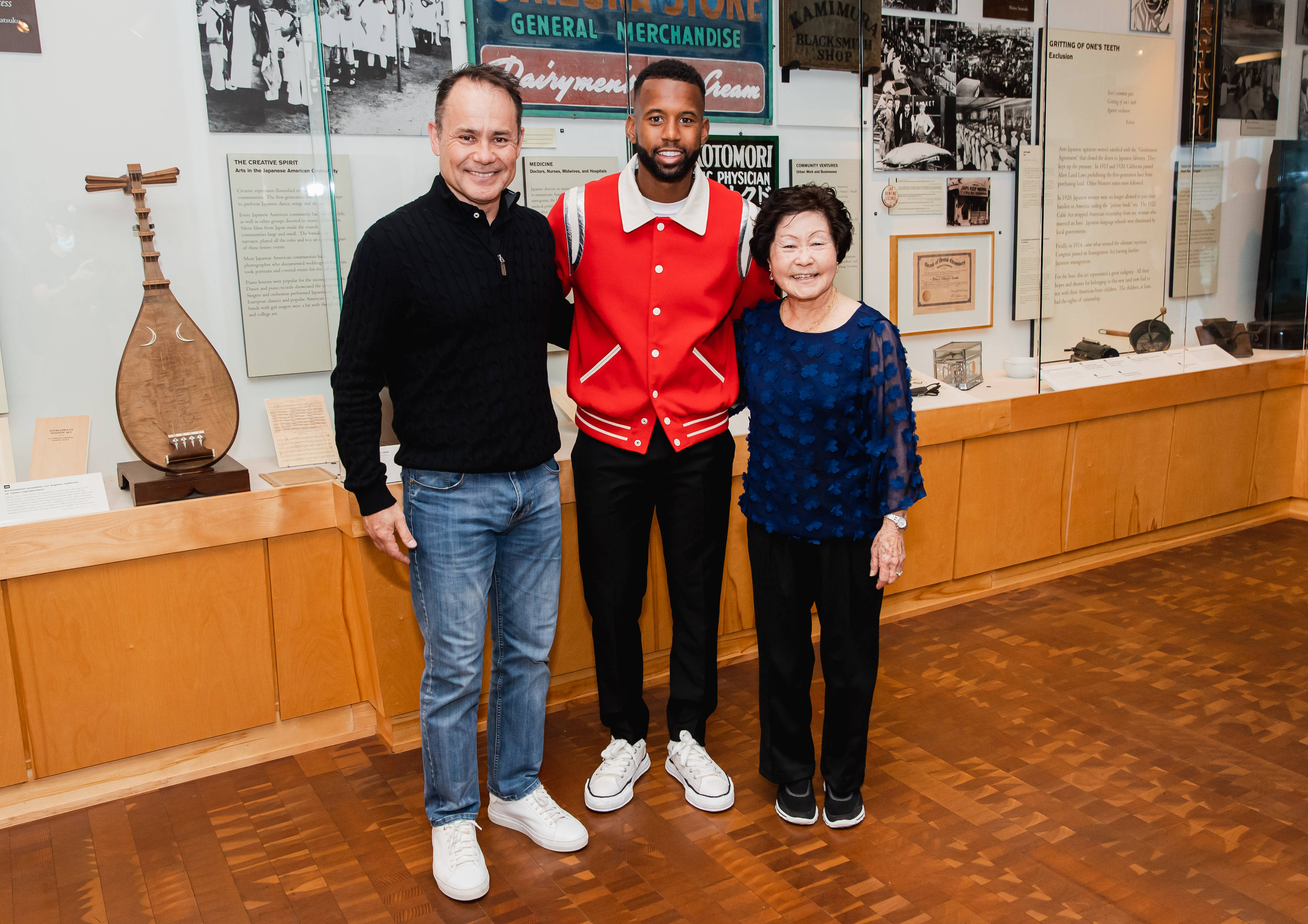 Larawan ng Pamilya ni Kellyn Acosta sa Little Tokyo Wallpaper